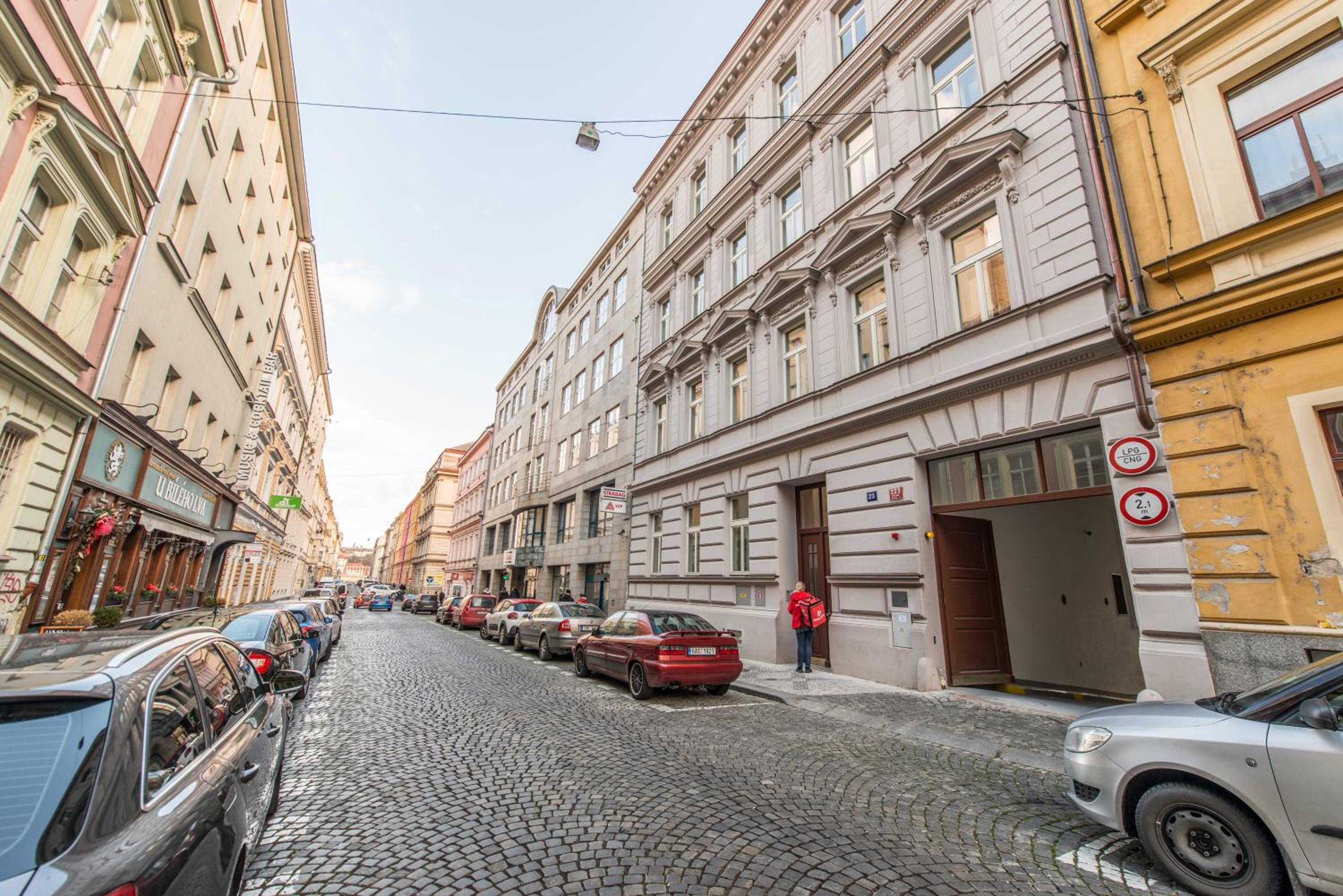 Quiet & new apartment near city center with garage