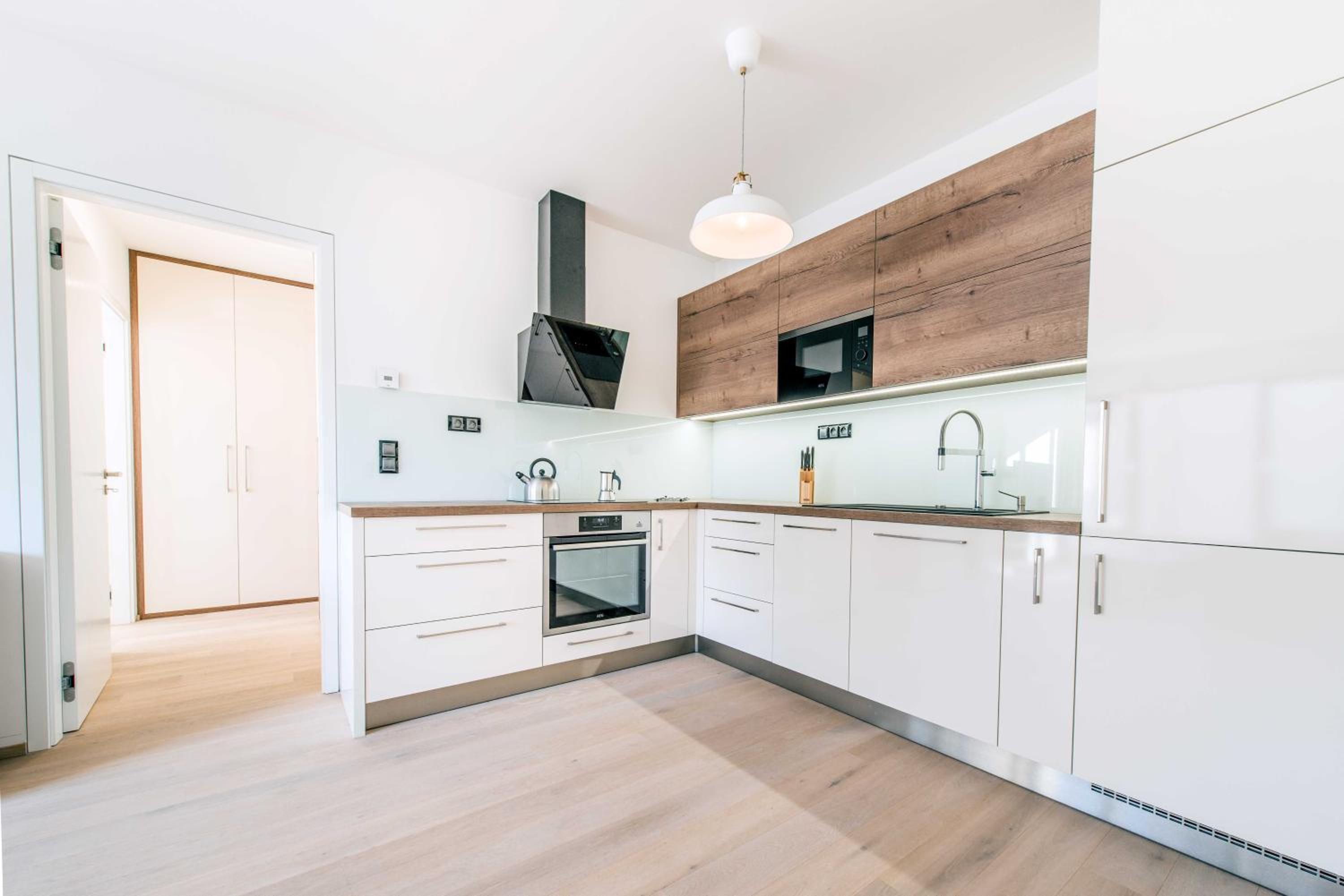 Quiet & new apartment near city center with garage