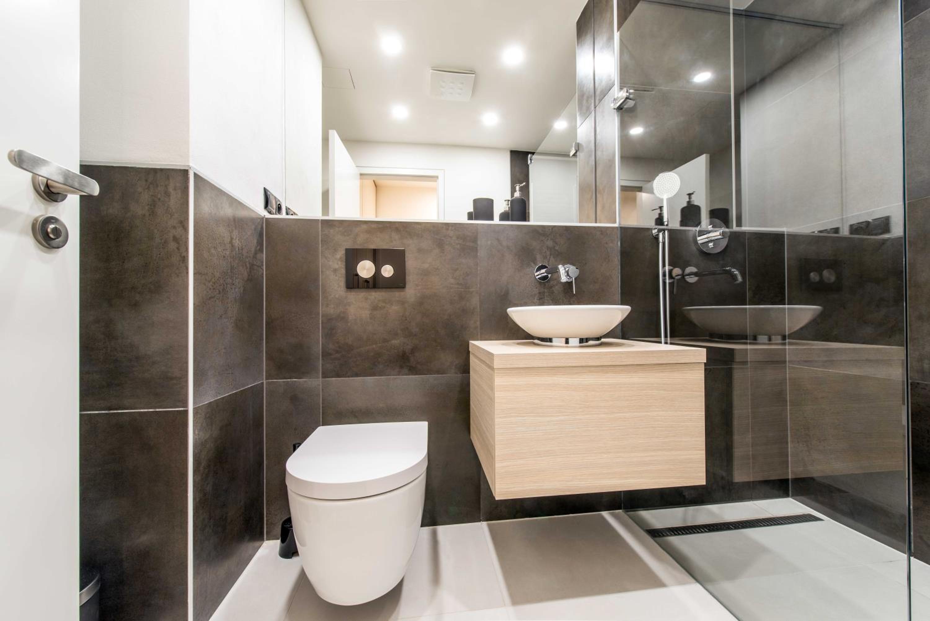 Quiet & new apartment near city center with garage