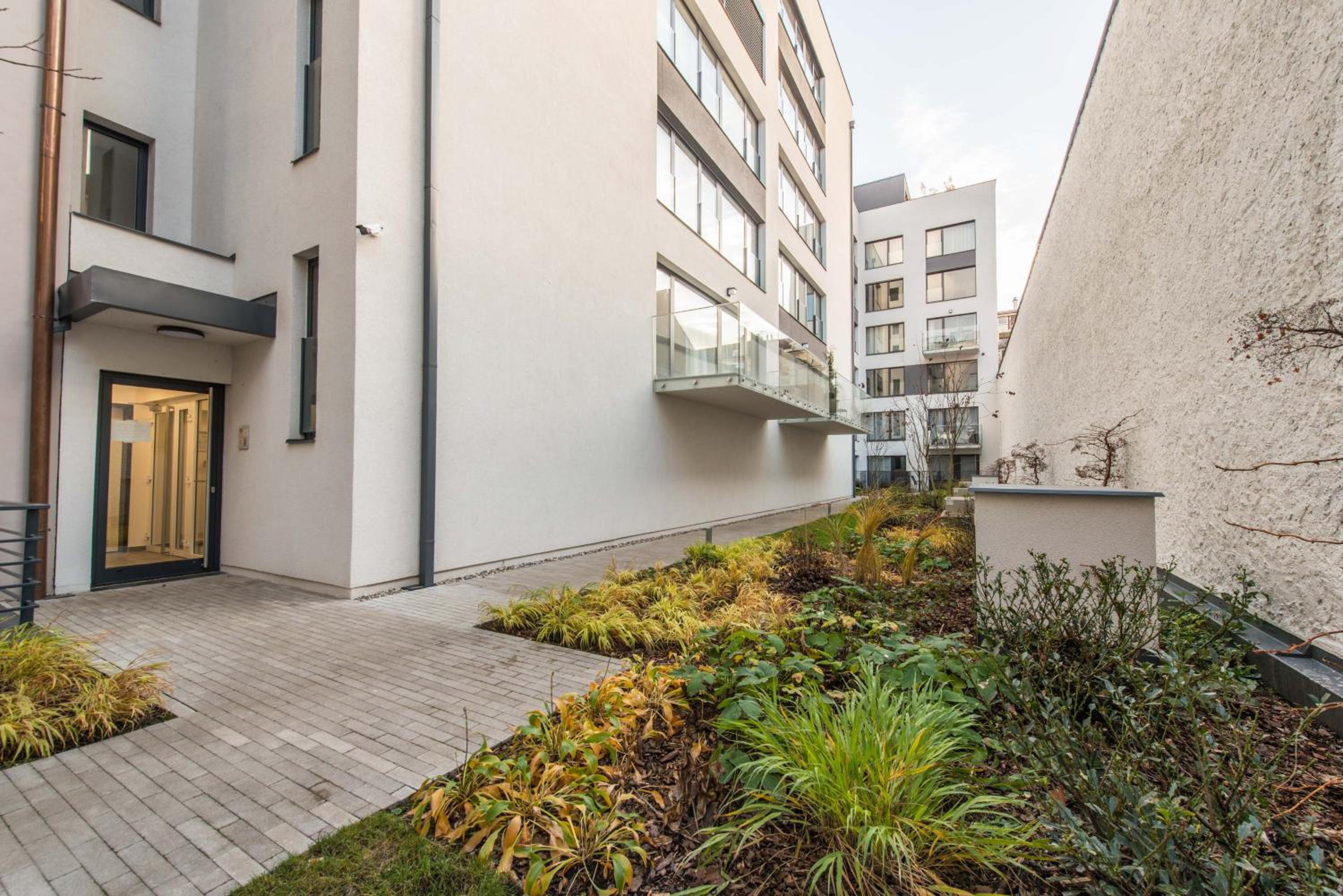 Quiet & new apartment near city center with garage
