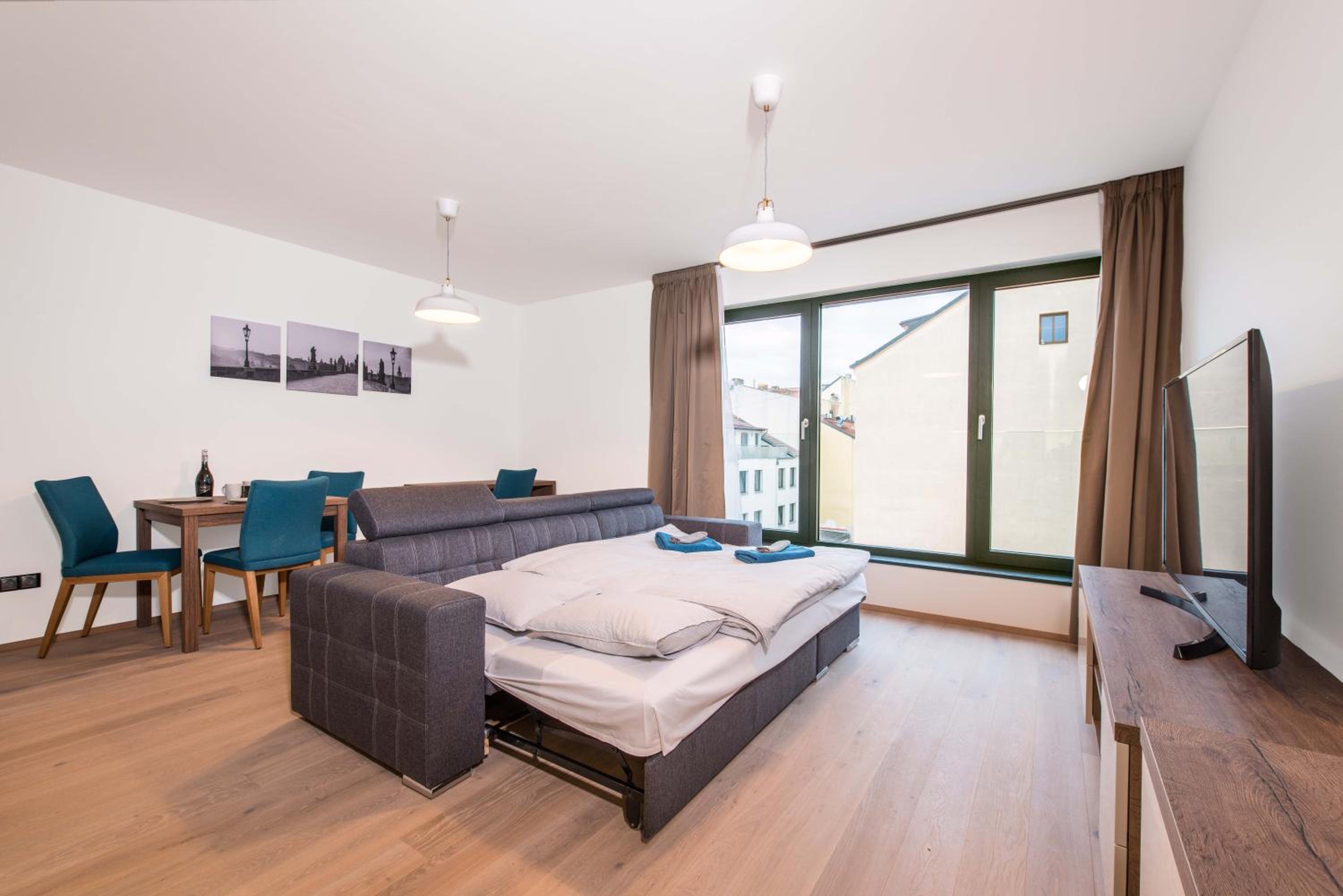 Quiet & new apartment near city center with garage