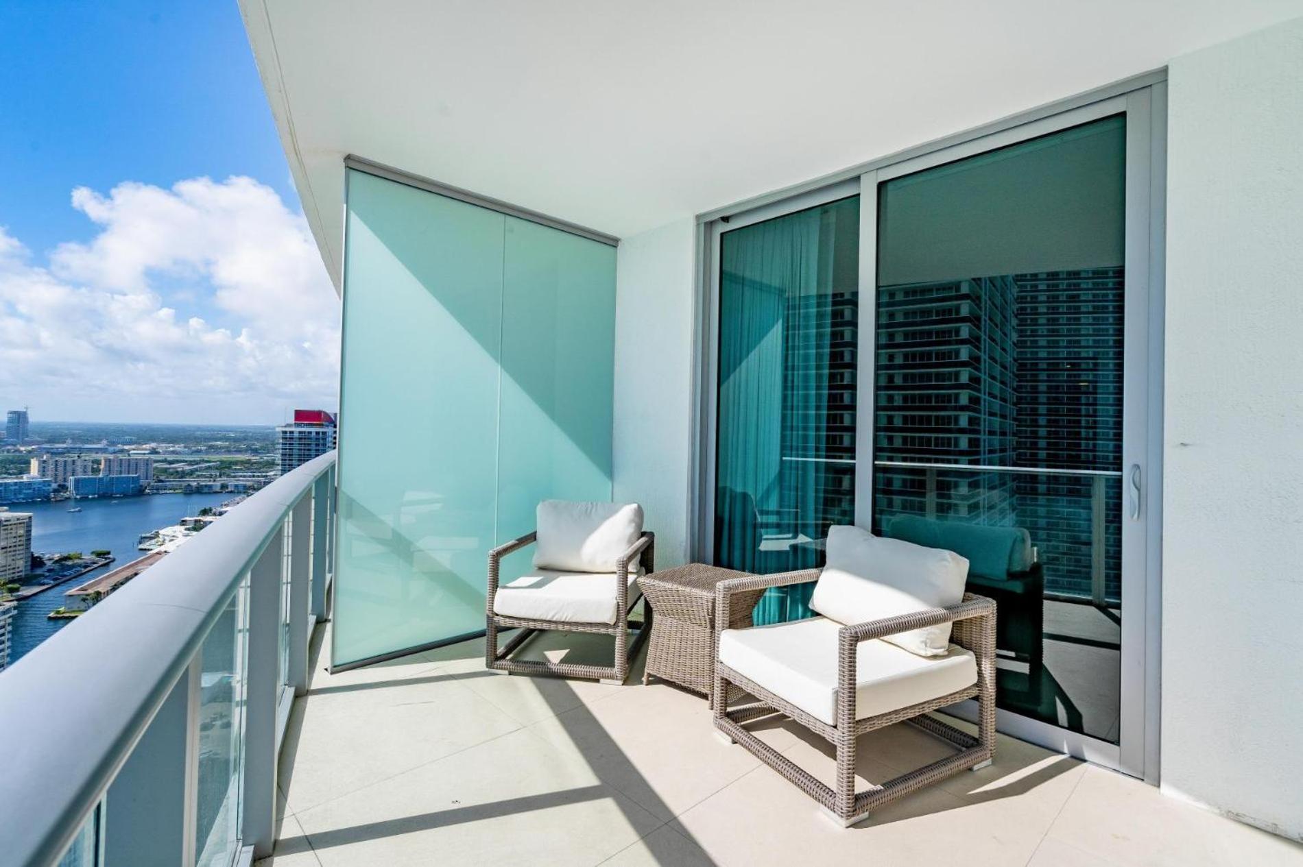 Steps from the Beach-Views from the 29th Floor
