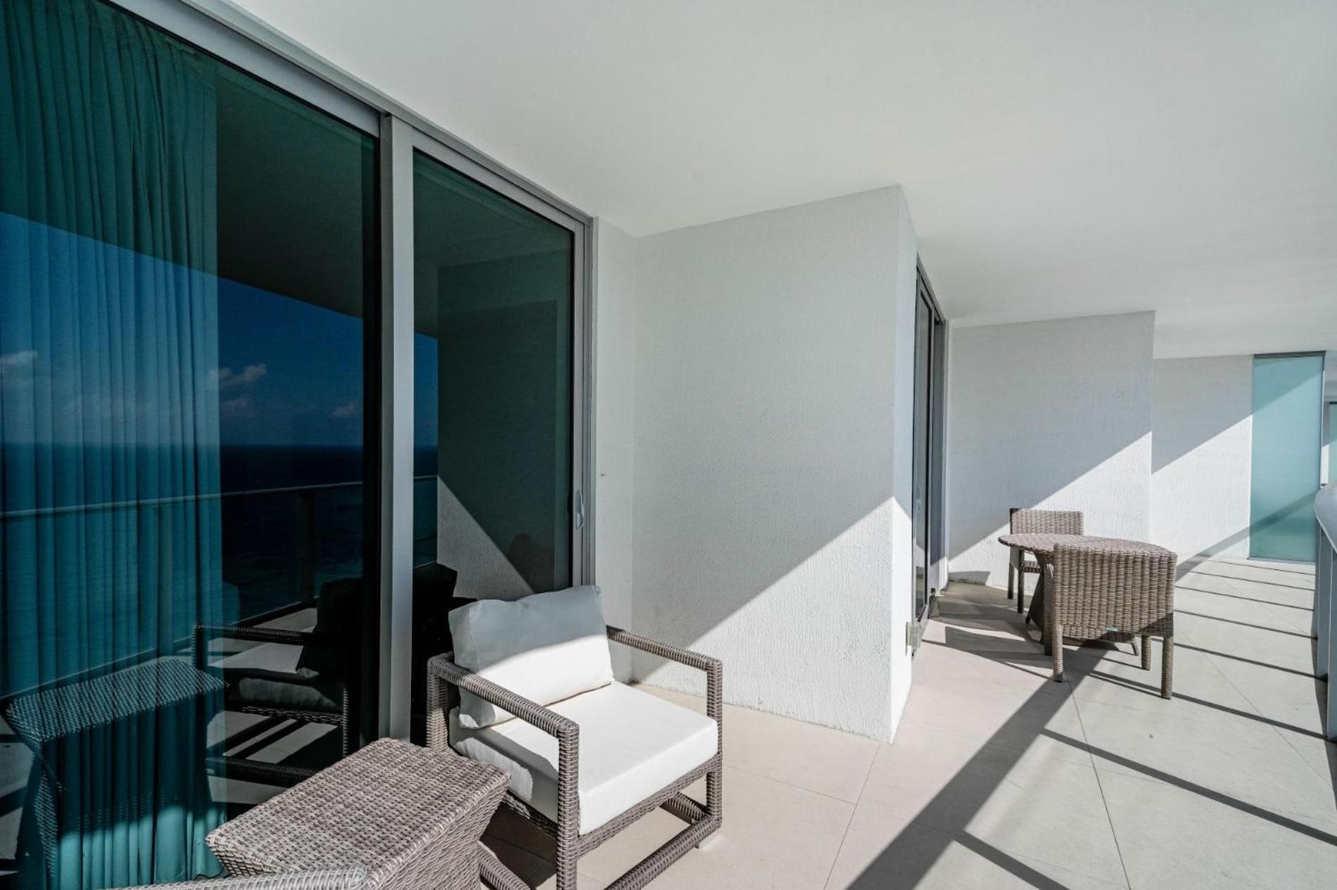 Steps from the Beach-Views from the 29th Floor