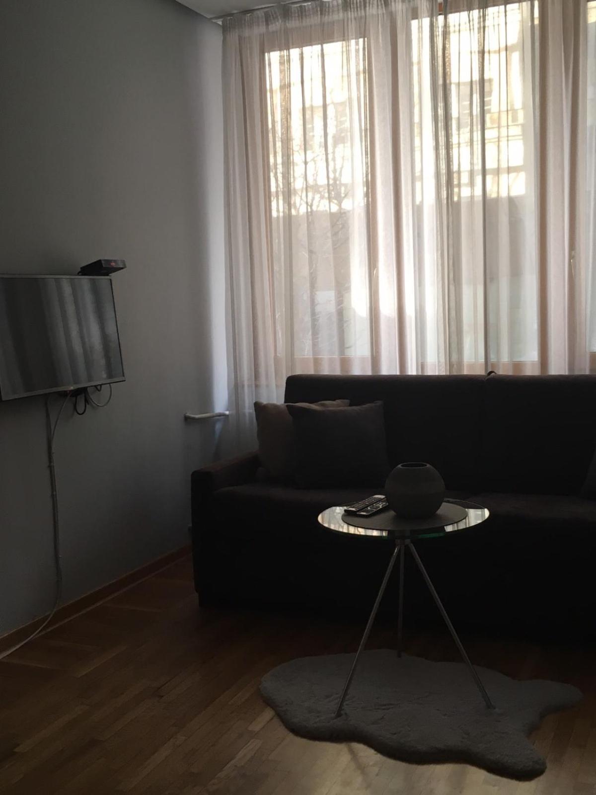 L9 Top Central Rooms and Apartments 2 view 3