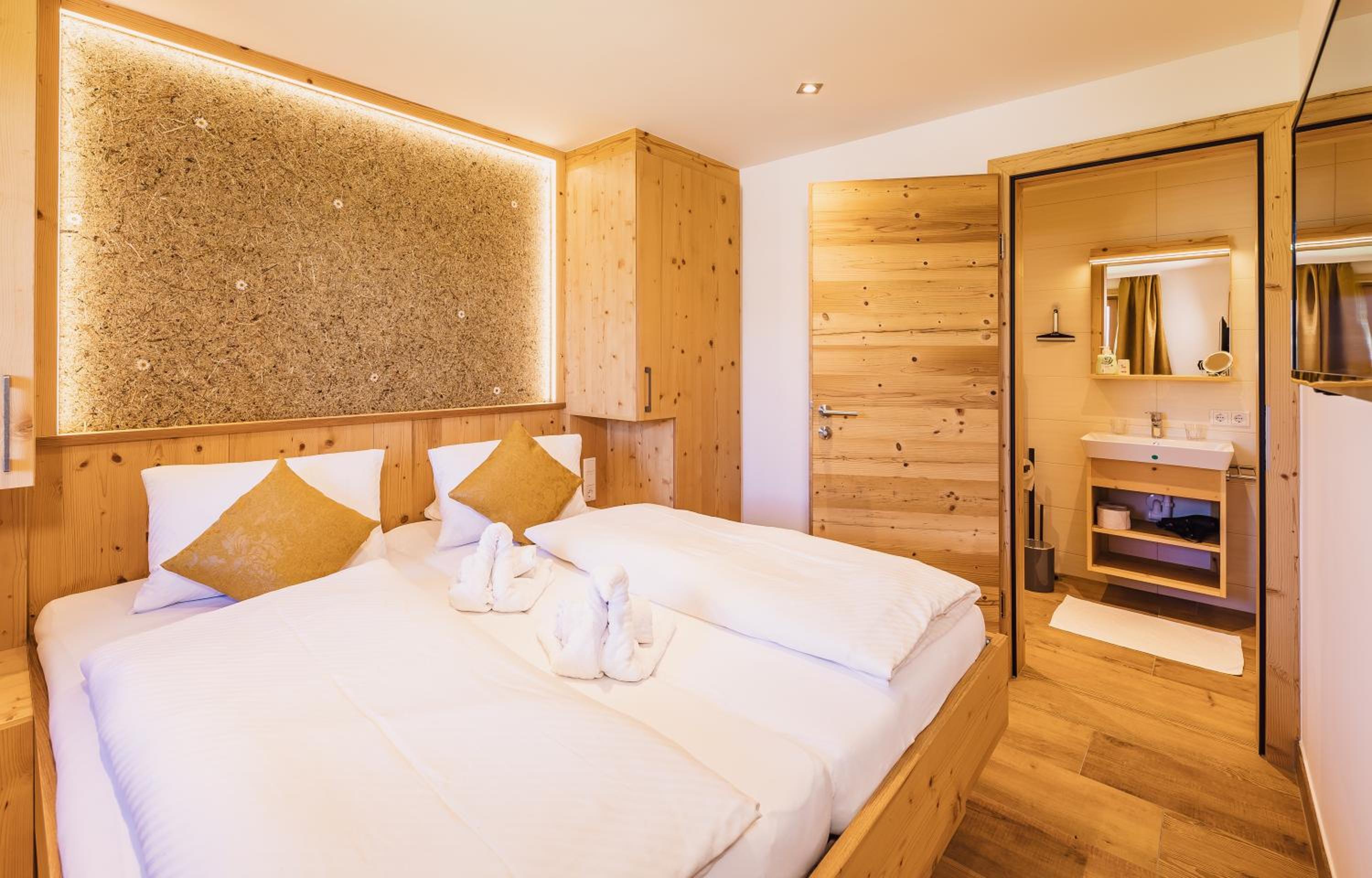 Panorama Hotel Guggenbichl - inkl Sommerkarte, einmaliger Eintritt ins Tauern Spa & bester Ausblick über Kaprun