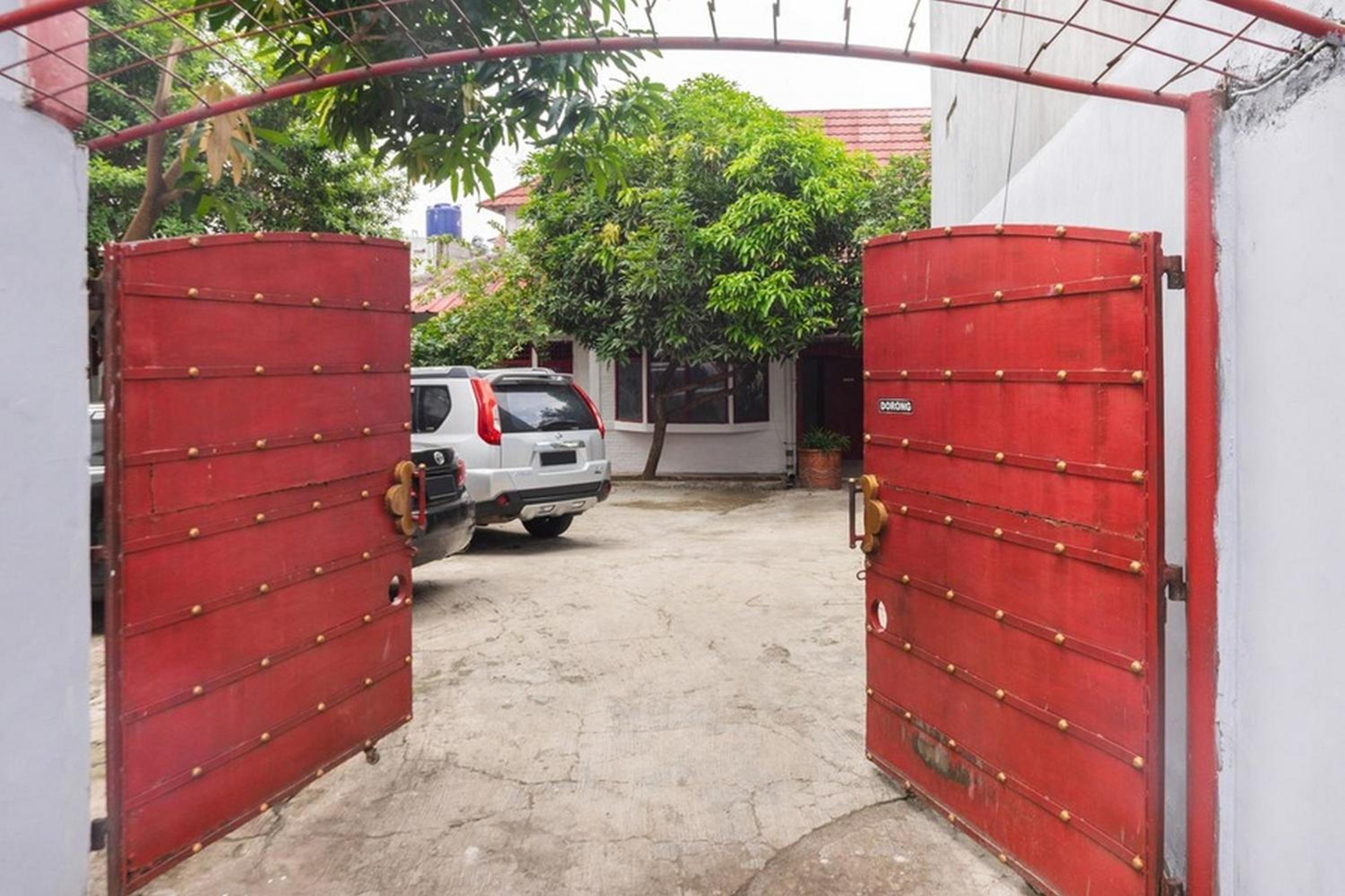 RedDoorz near Universitas Pamulang view 4