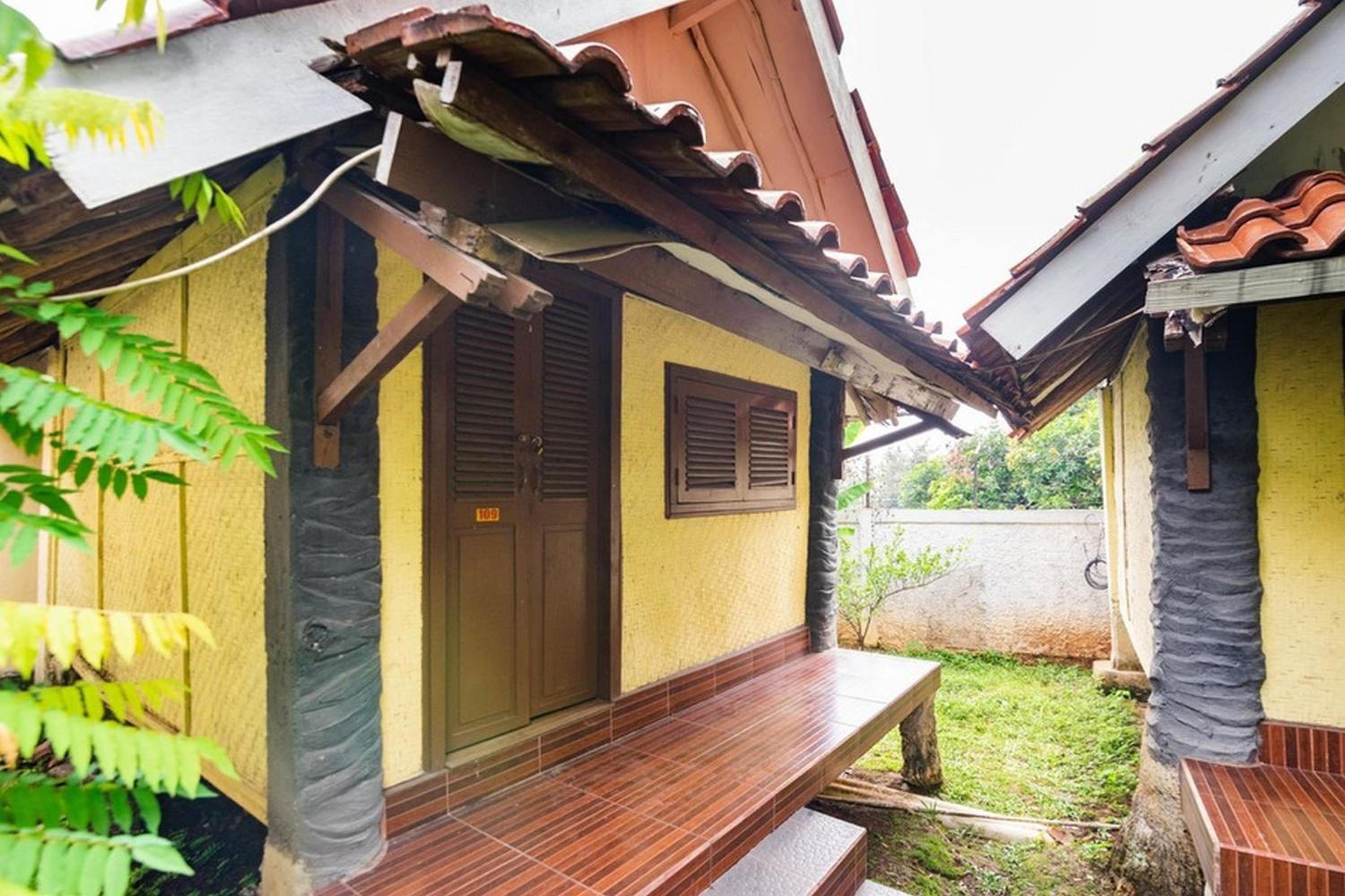 RedDoorz near Universitas Pamulang view 5