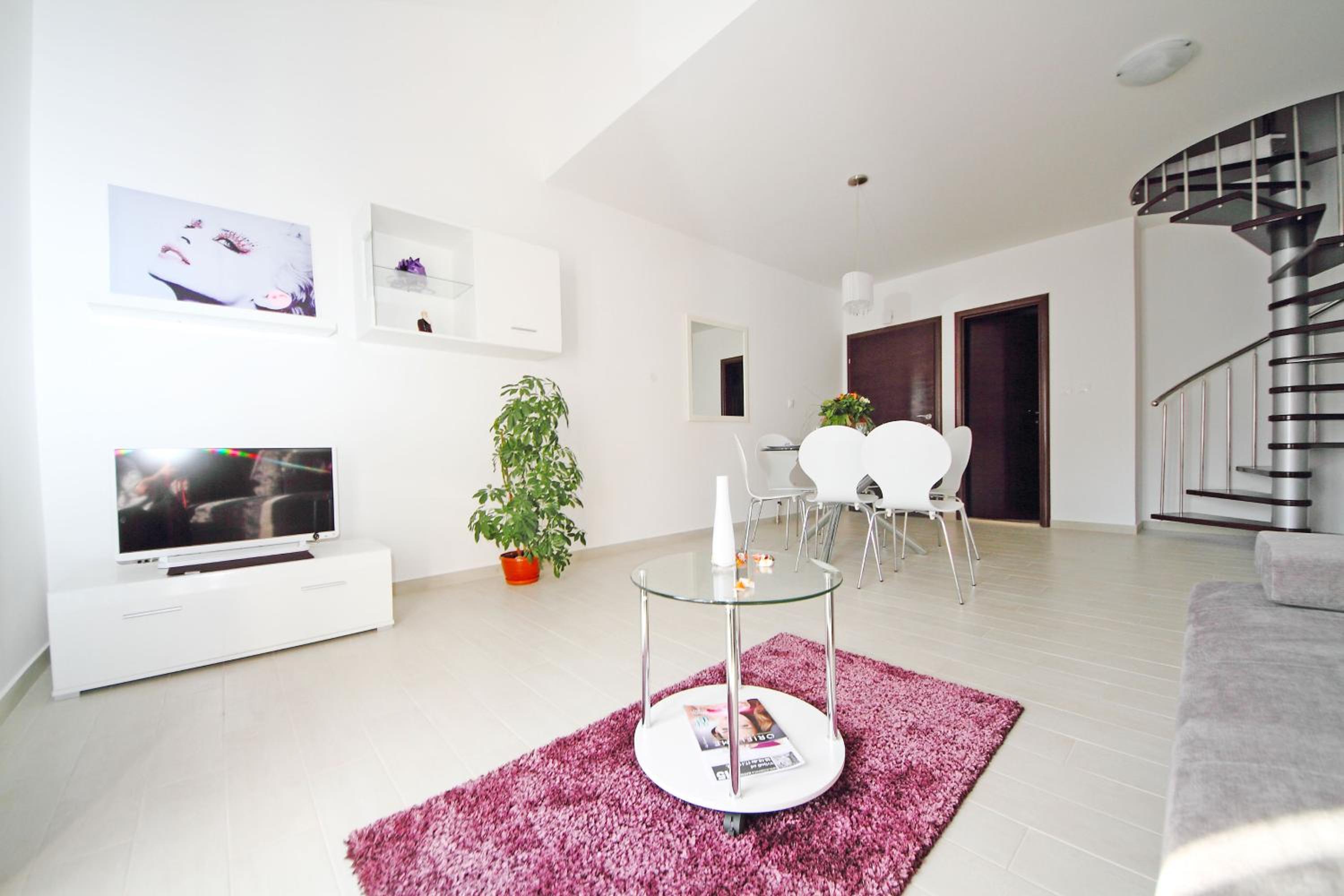 Du Lux Apartment 2 view 5