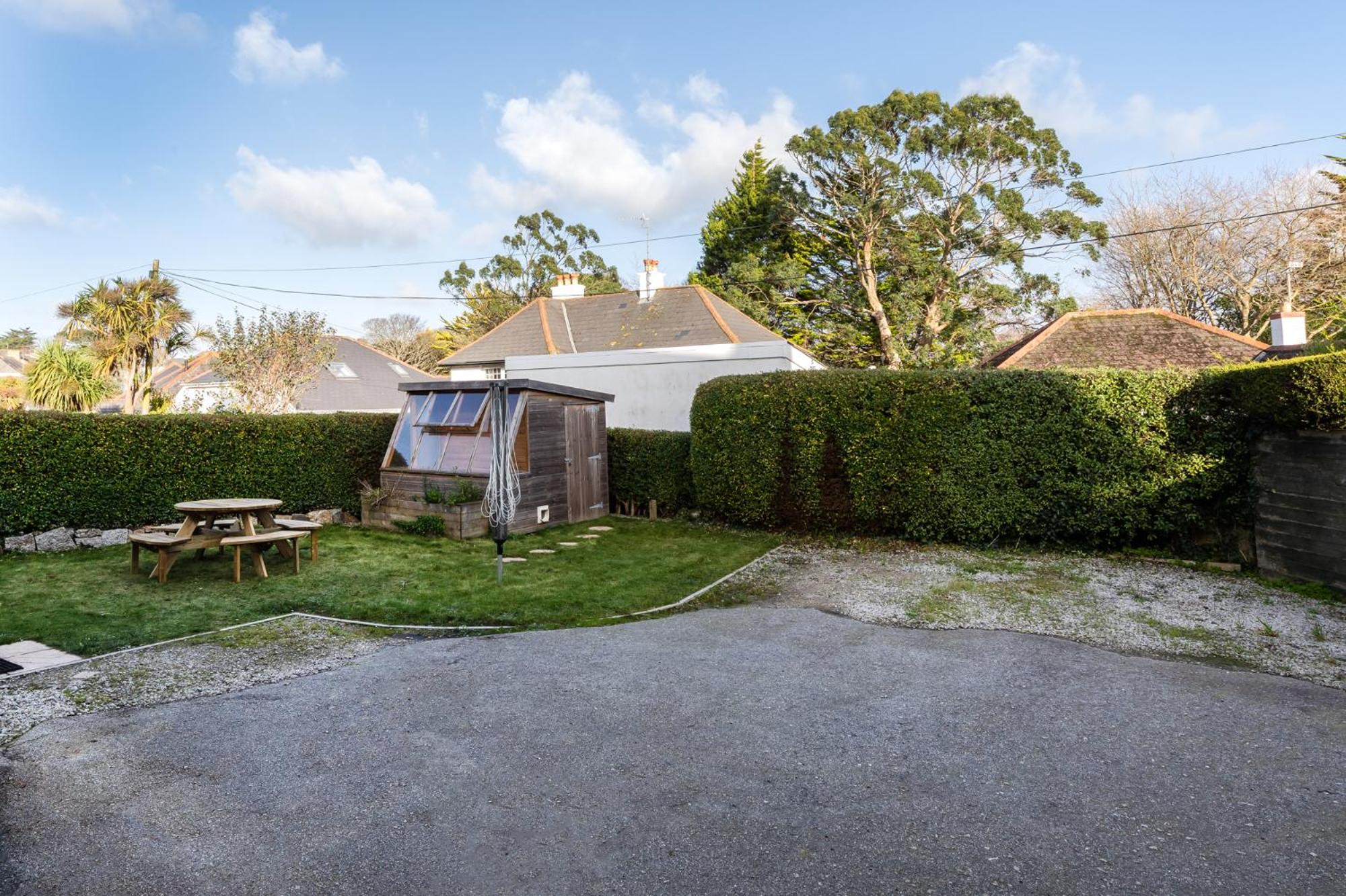 Private Garden, Patio & Parking Near Falmouth Town view 4