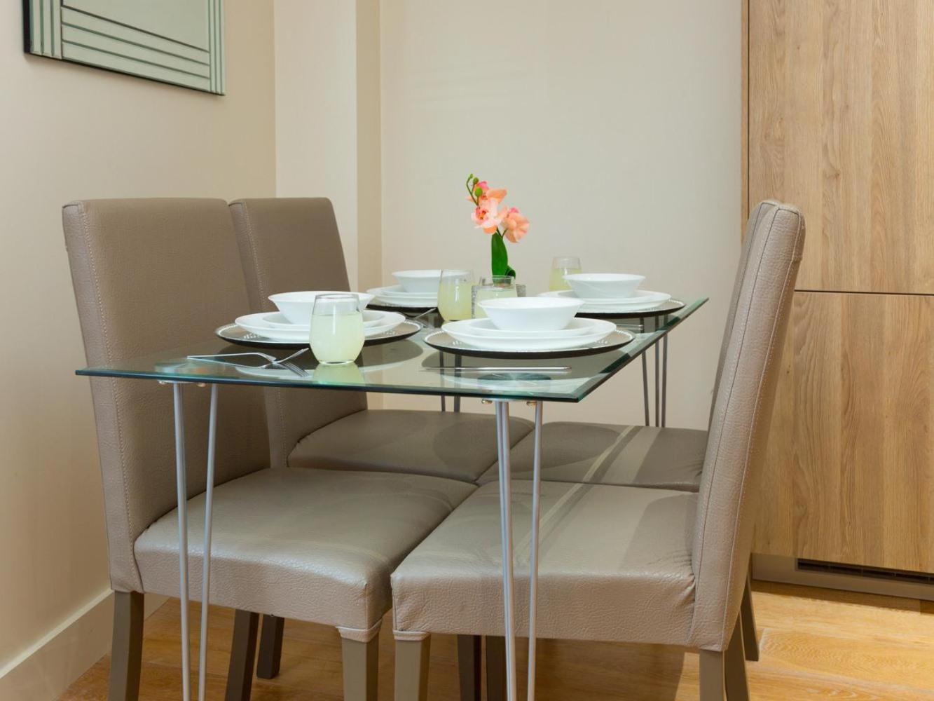 Central Tower Bridge Apartment