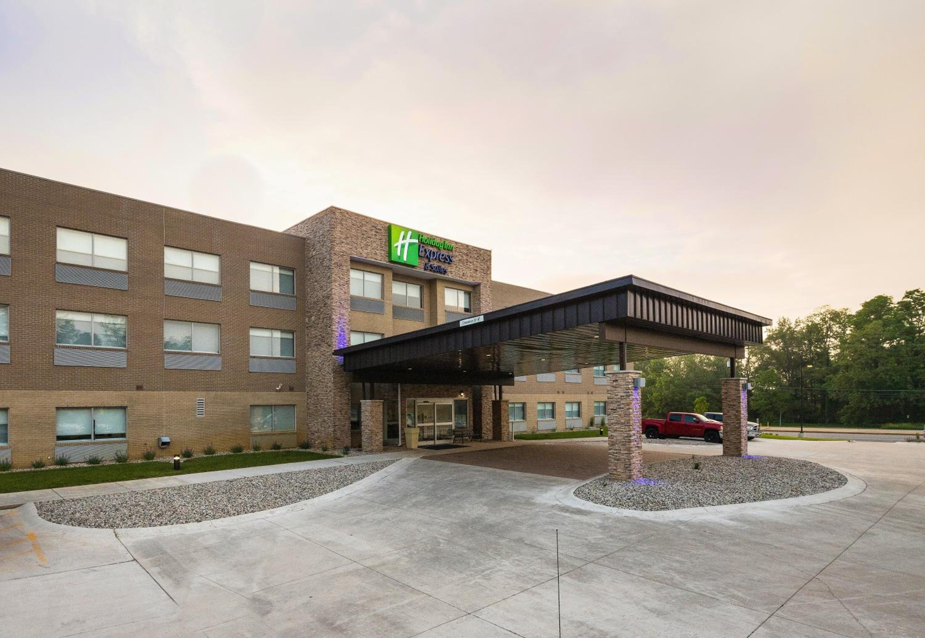 Hotel Holiday Inn Express & Suites - Portage, an IHG Hotel - Image 1