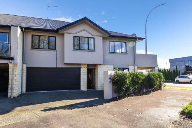 Hotel Tron Central - Image 1