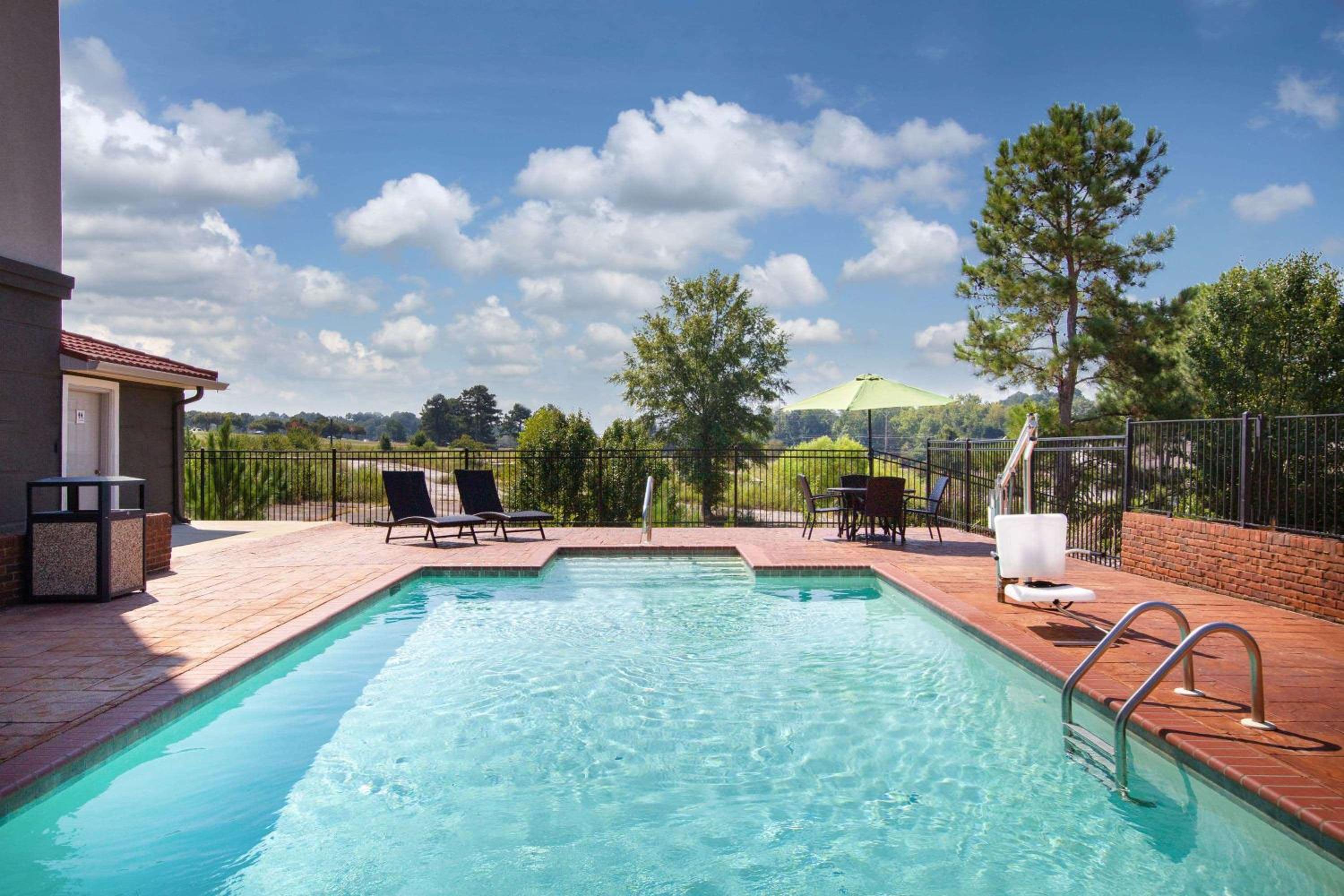 Tupelo Vacations - La Quinta by Wyndham Tupelo - Property Image 3