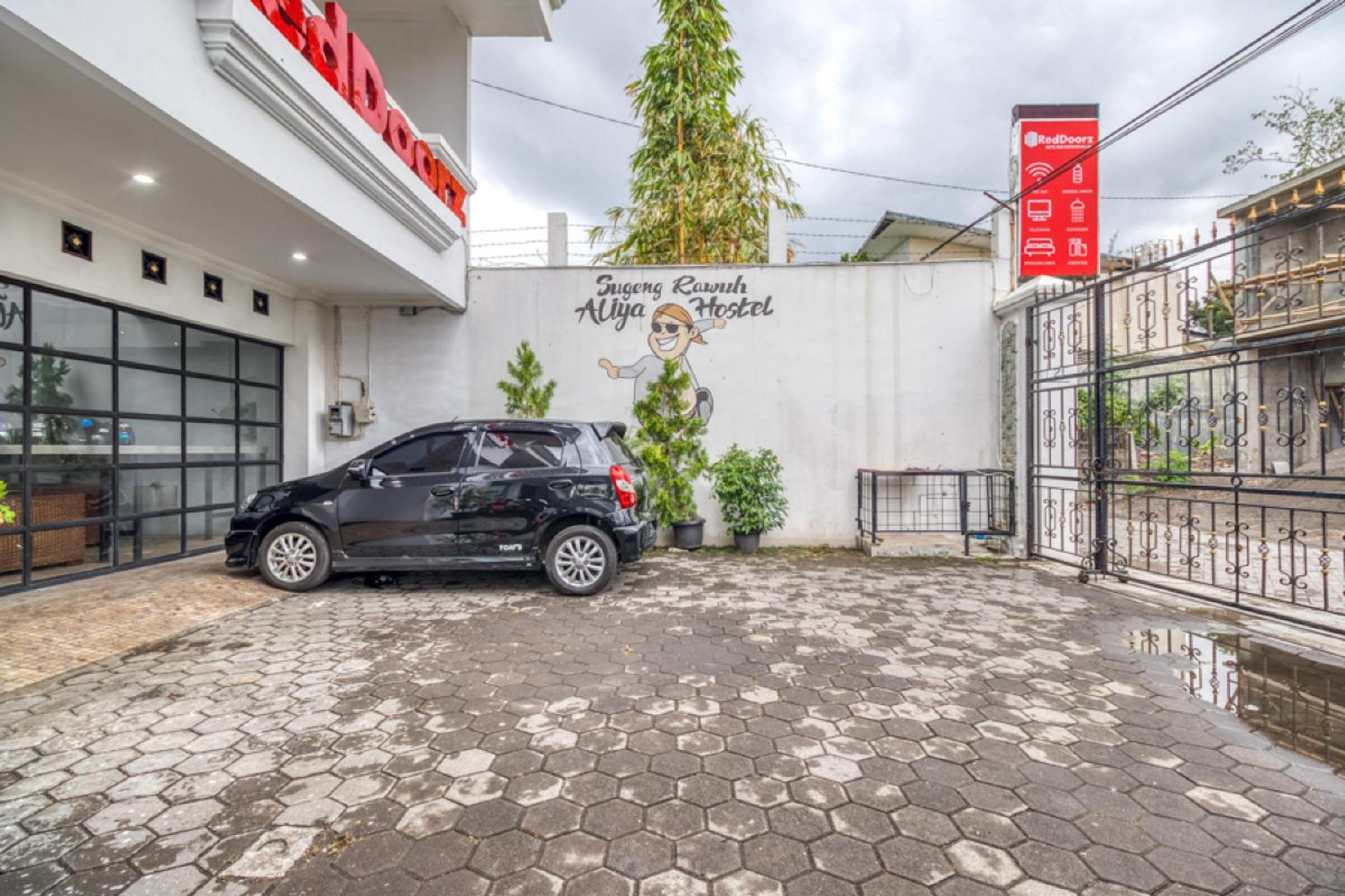 RedDoorz Hostel near Stadion Mandala Krida Yogya view 3