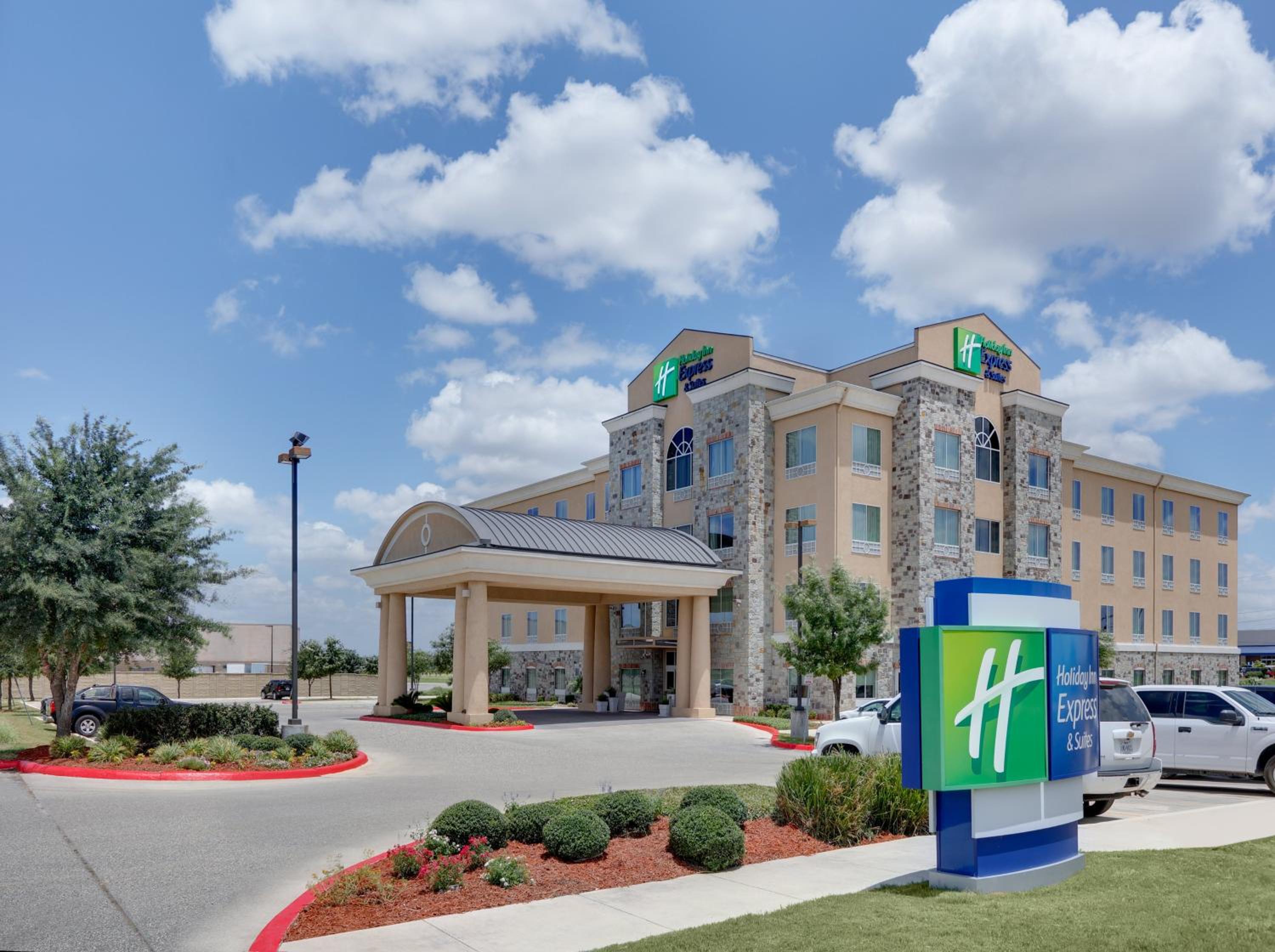 Hotel Holiday Inn Express & Suites San Antonio Brooks City Base, an IHG Hotel - Image 1