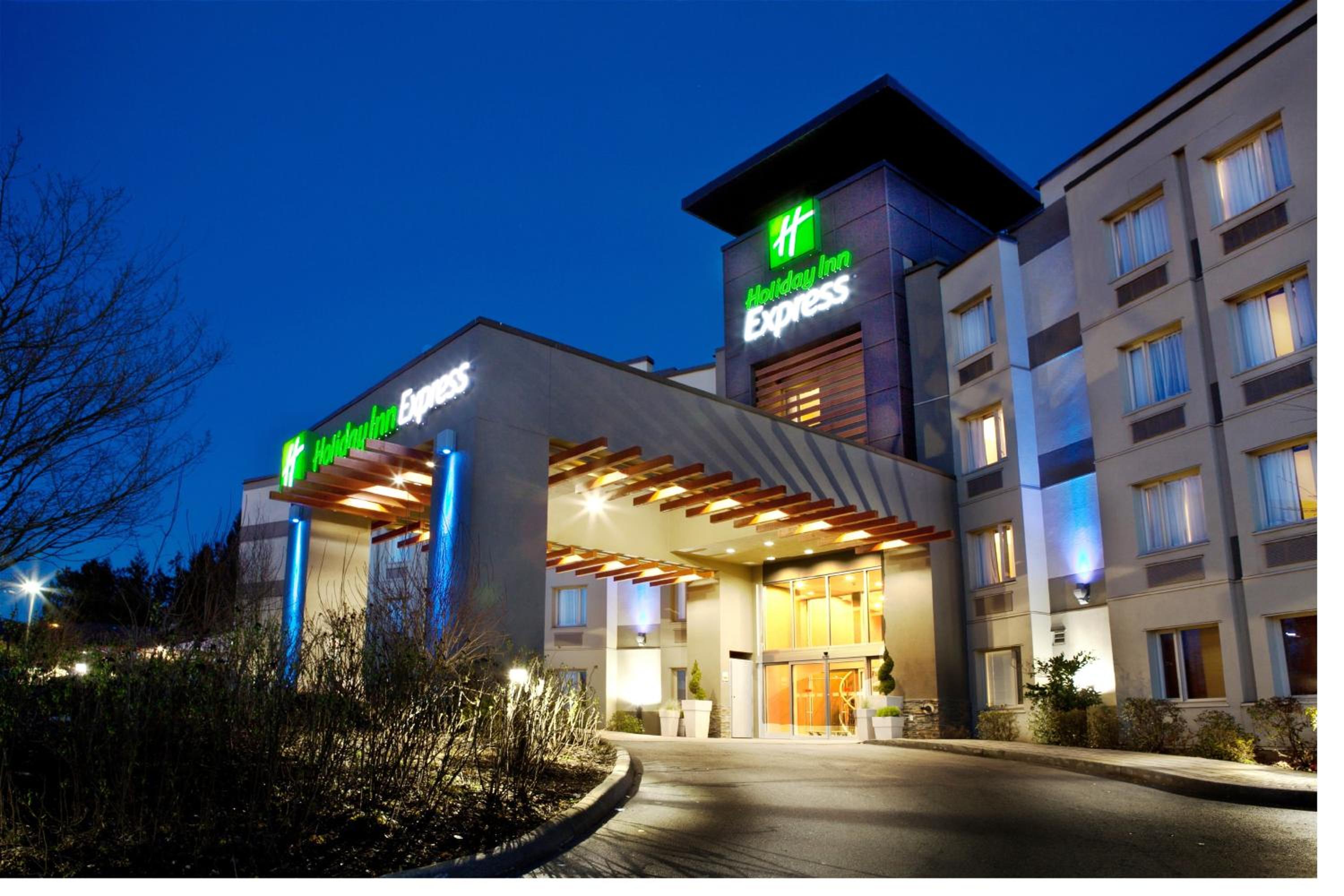Langley Vacations - Holiday Inn Express  Suites Langley, an IHG Hotel - Property Image 1