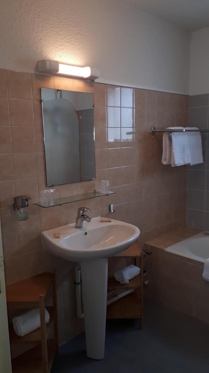 Hôtel du Port Bar Restaurant en Sarzeau — bathroom