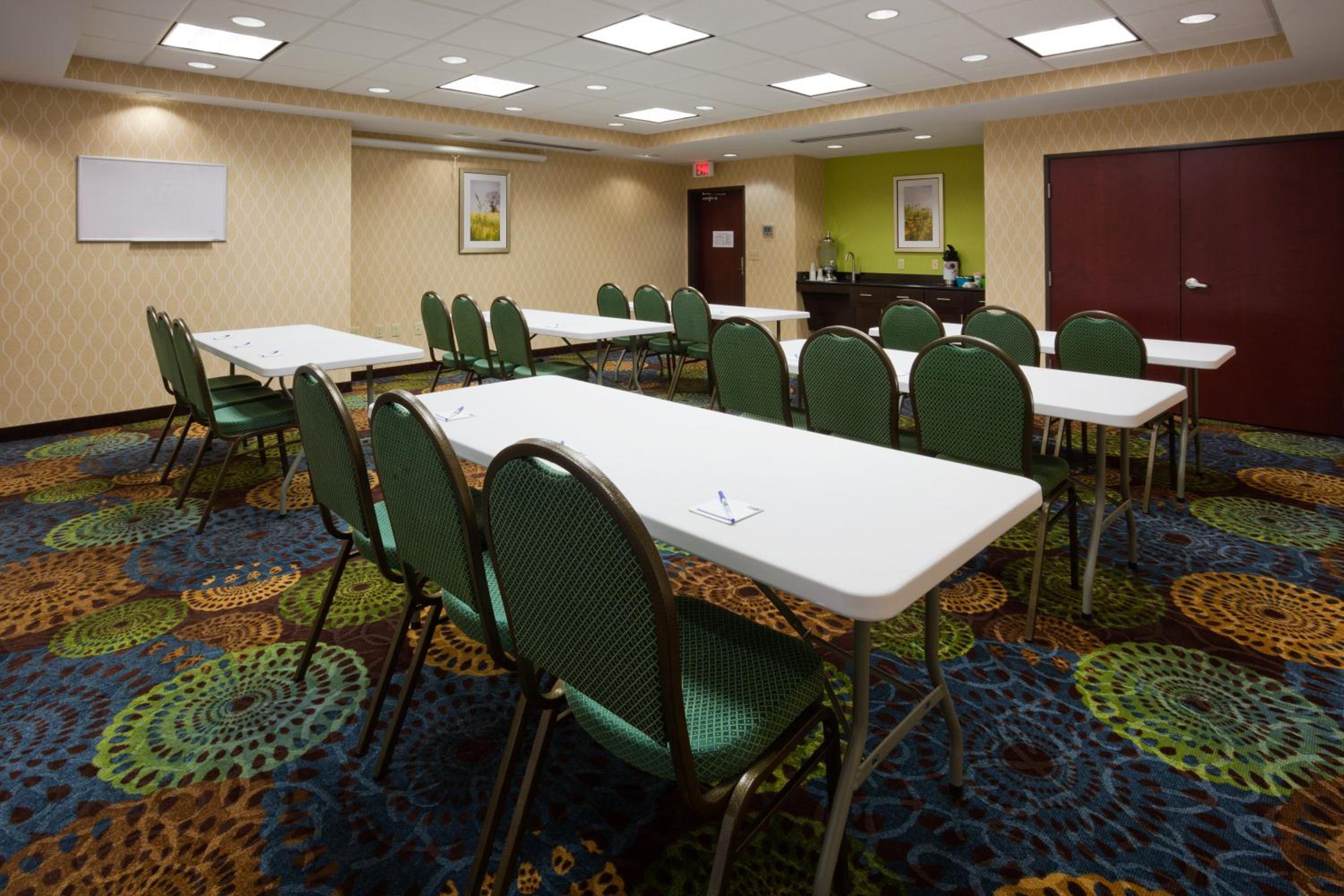 Holiday Inn Express & Suites Fort Dodge by IHG