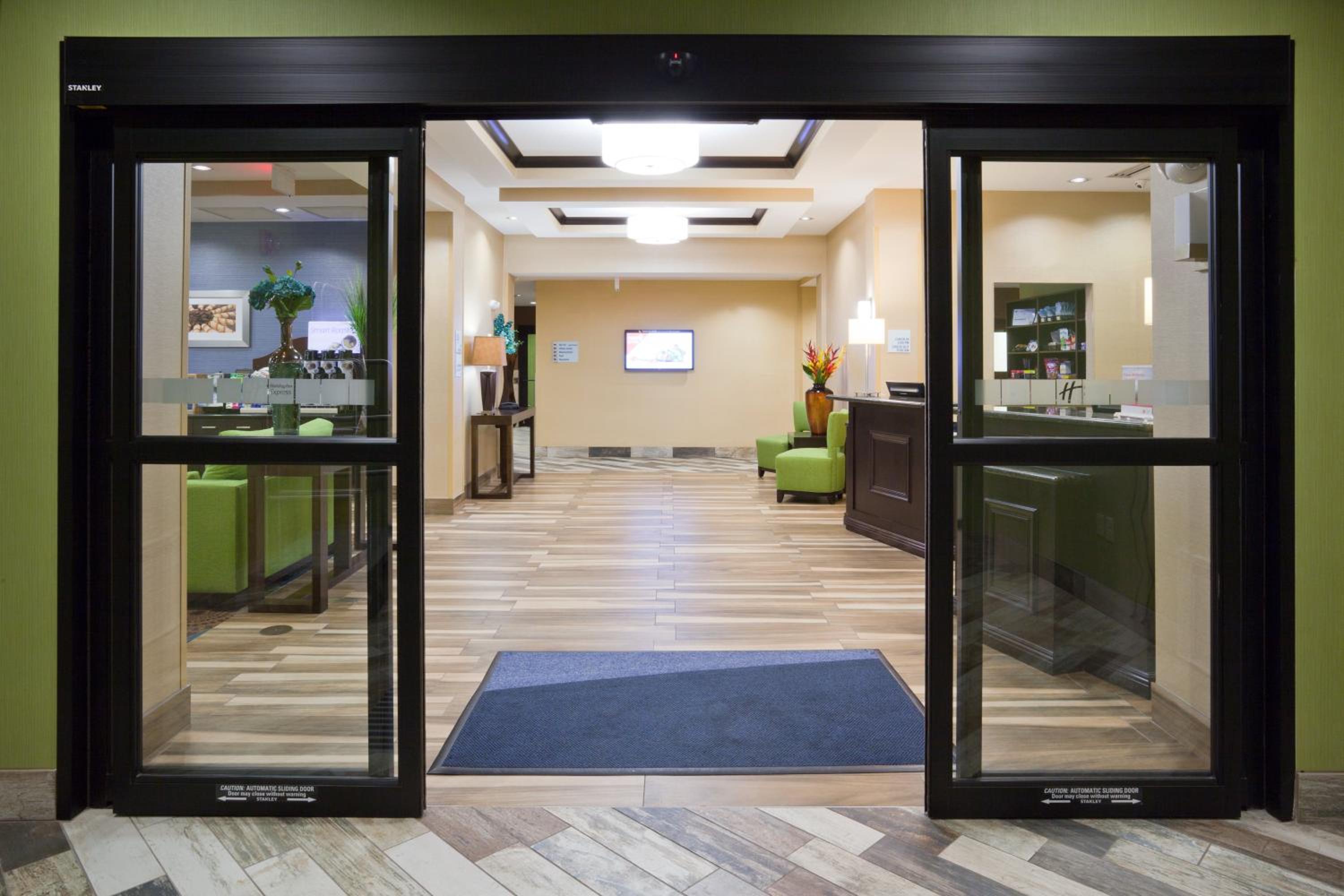 Holiday Inn Express & Suites Fort Dodge by IHG