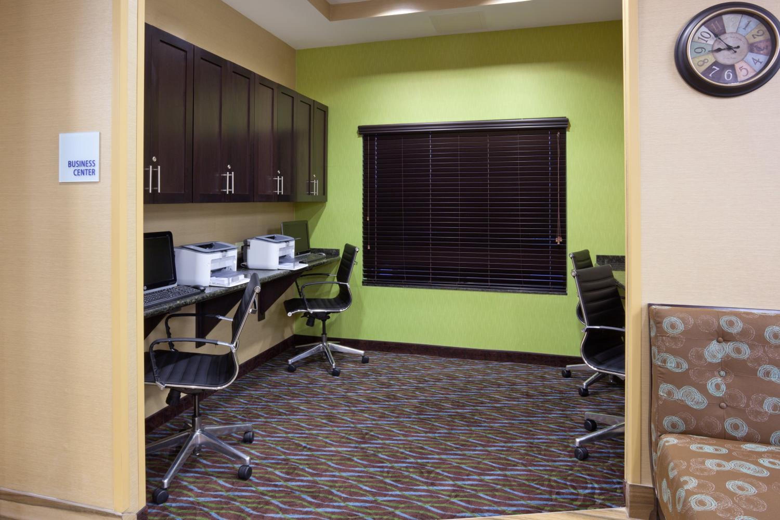 Holiday Inn Express & Suites Fort Dodge by IHG