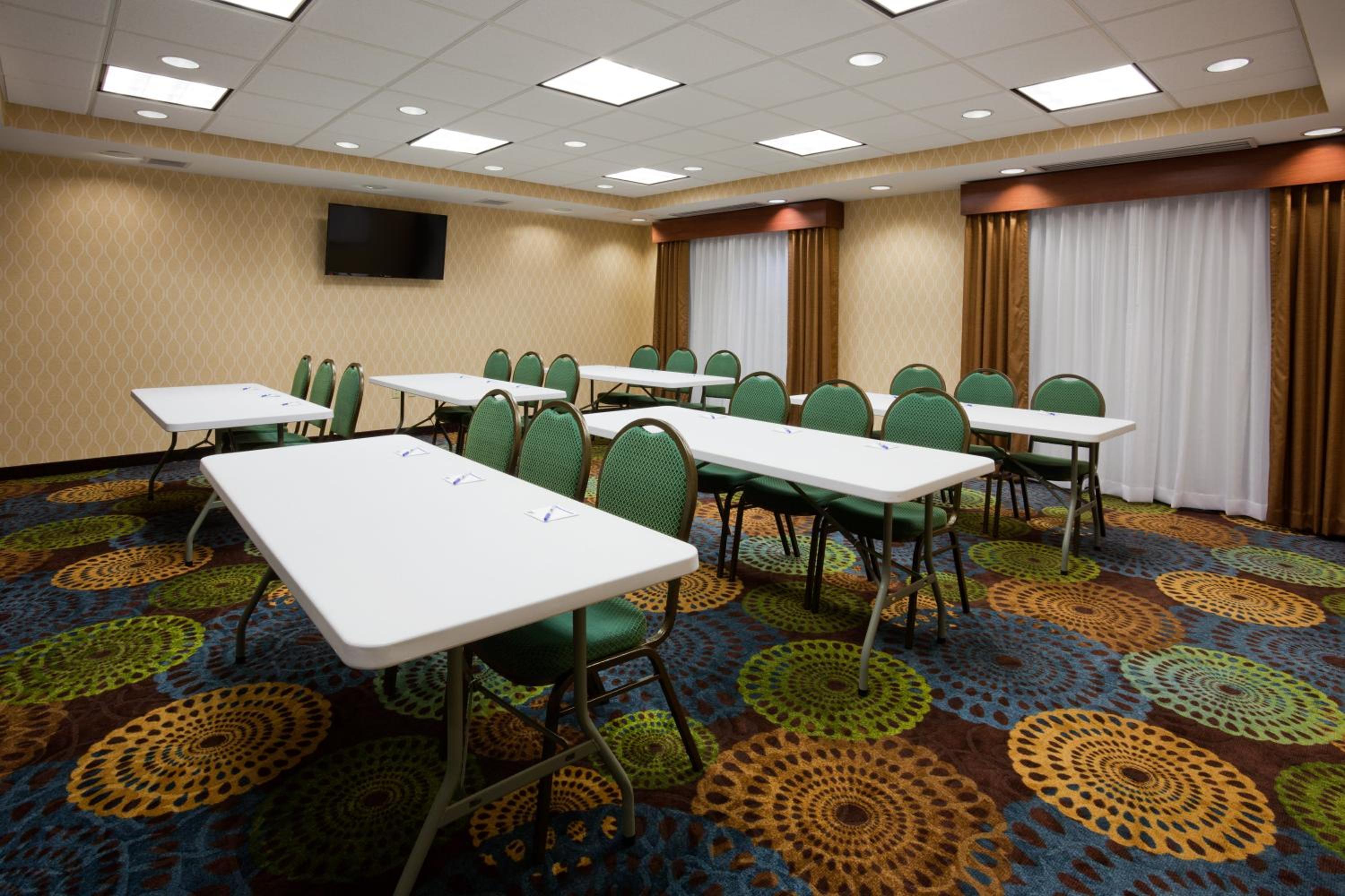 Holiday Inn Express & Suites Fort Dodge by IHG