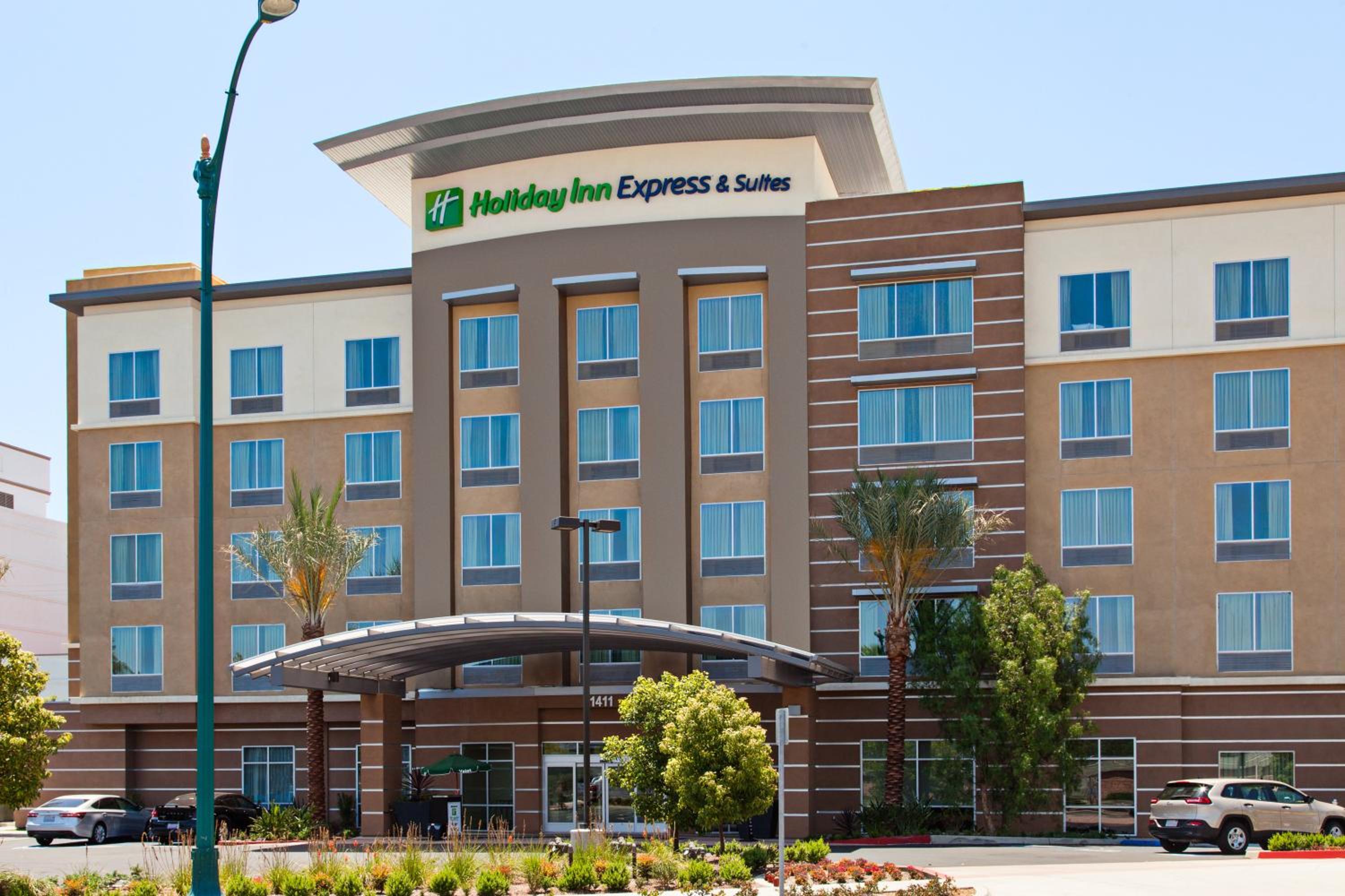 Hotel Holiday Inn Express & Suites Anaheim Resort Area, an IHG Hotel - Image 1