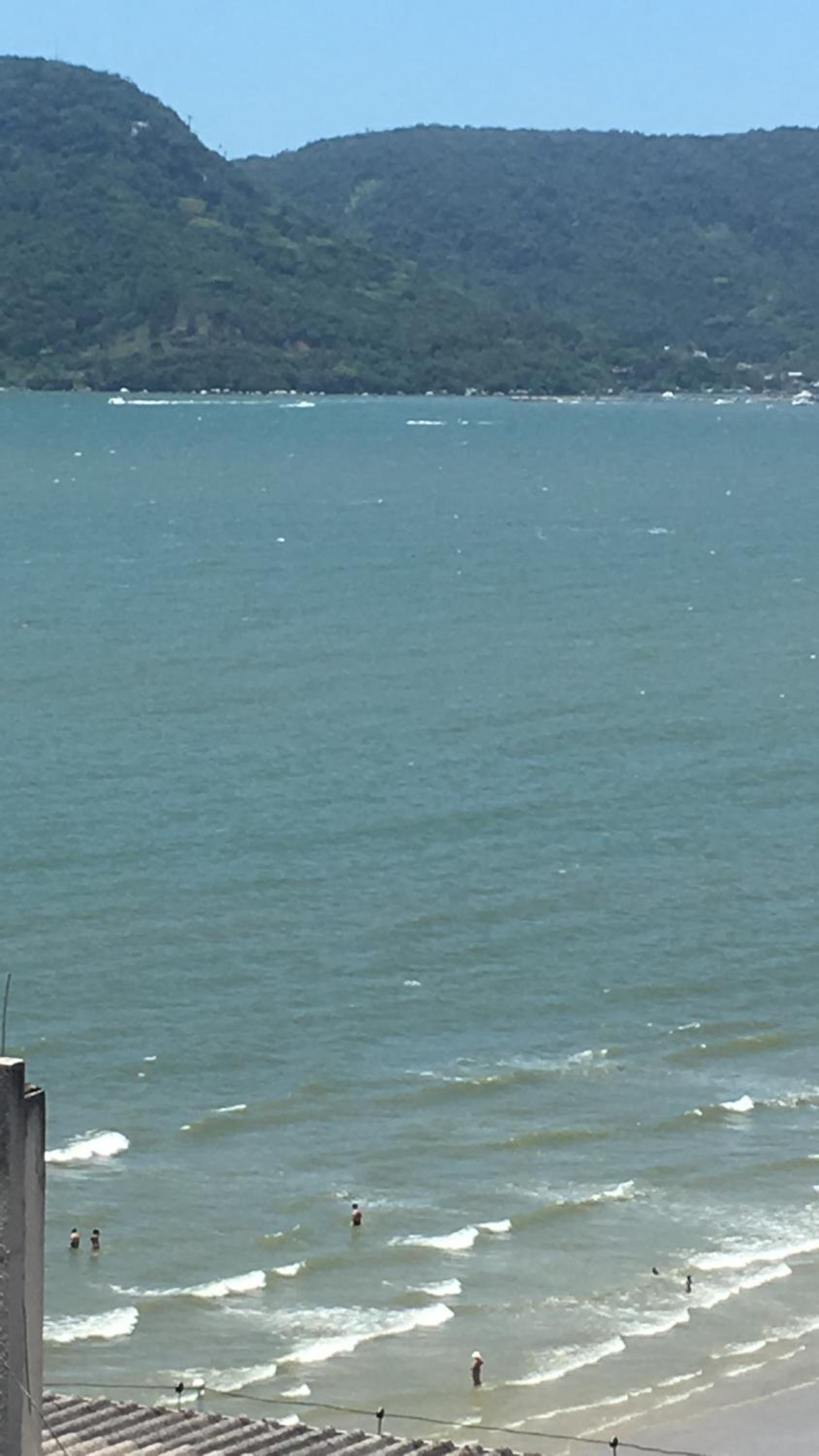 Na beira da praia e com vista do mar