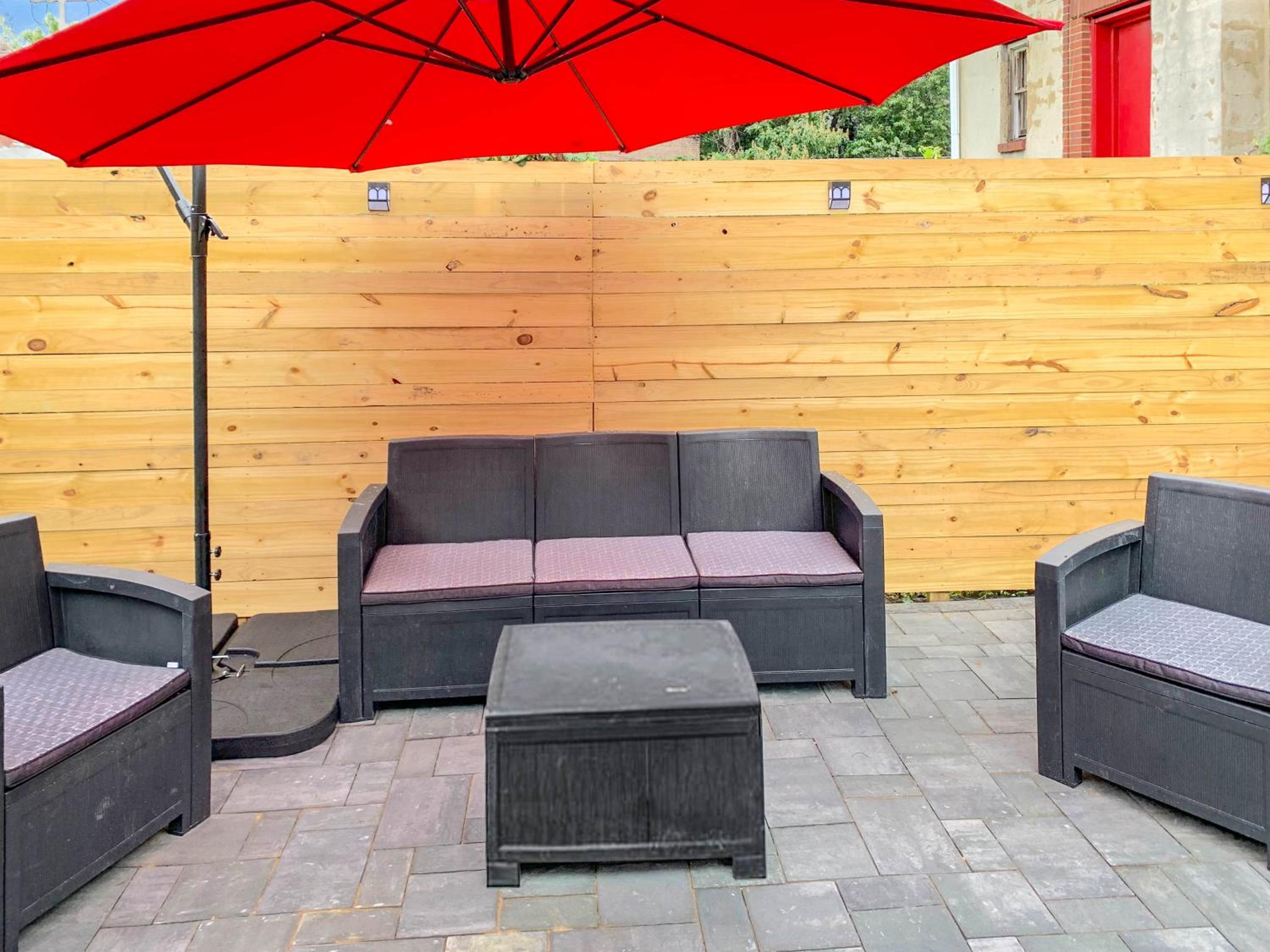 Hotel Philly Coed Dorm!! 15 Min Train to Center City!! - Image 1