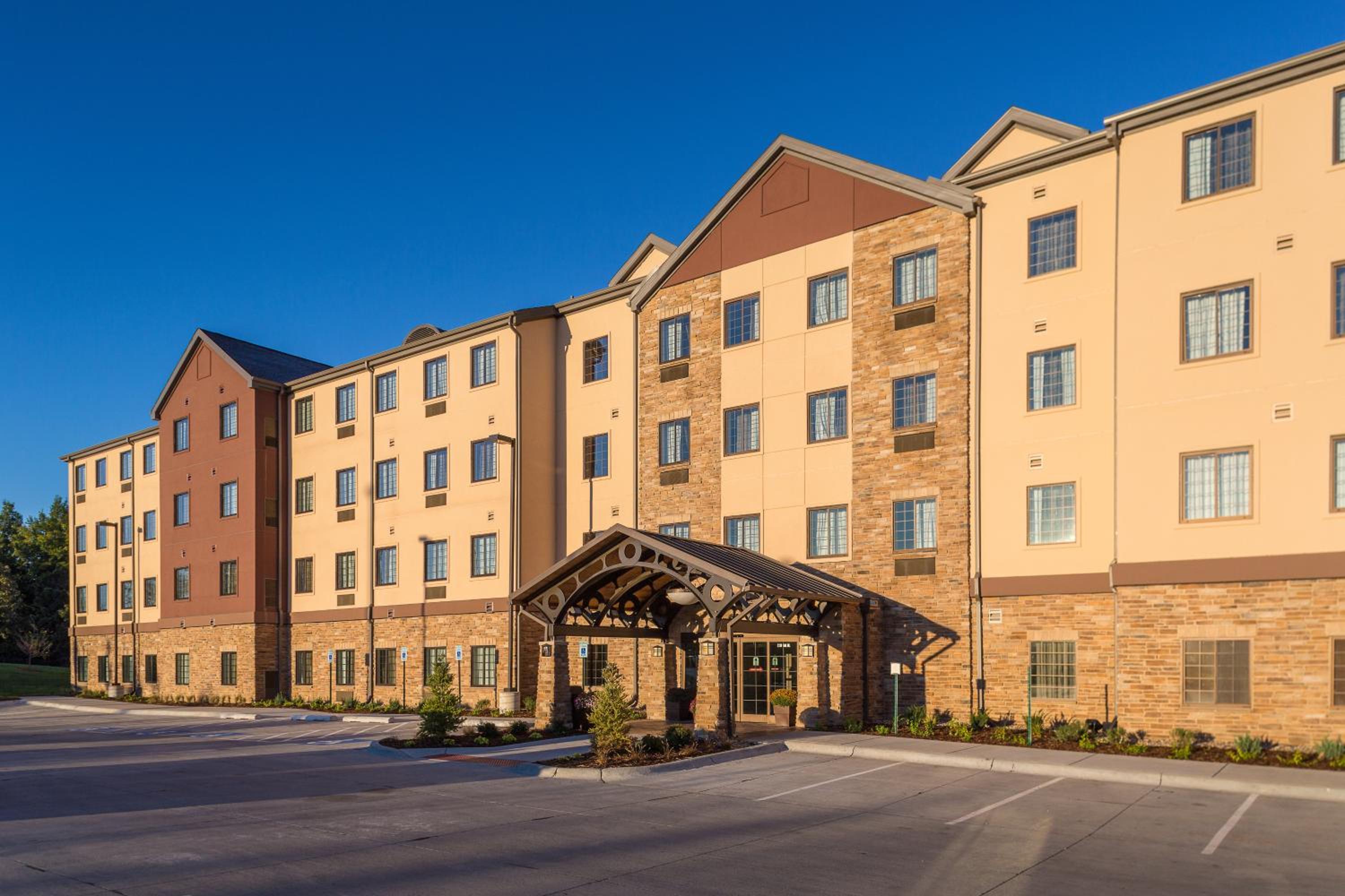 Hotel Staybridge Suites Omaha West, an IHG Hotel - Image 1