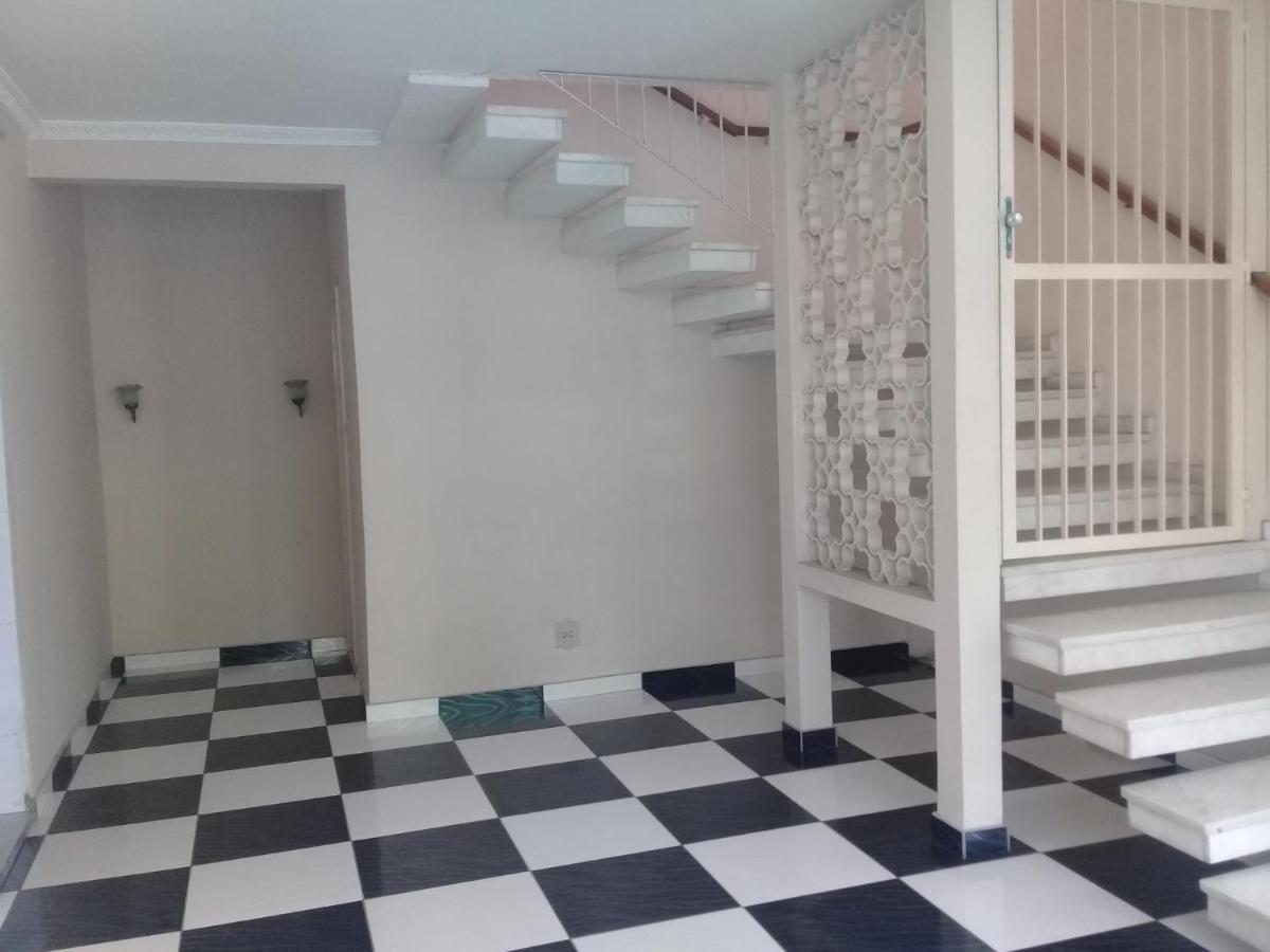 Casarão com piscina e churrasqueira