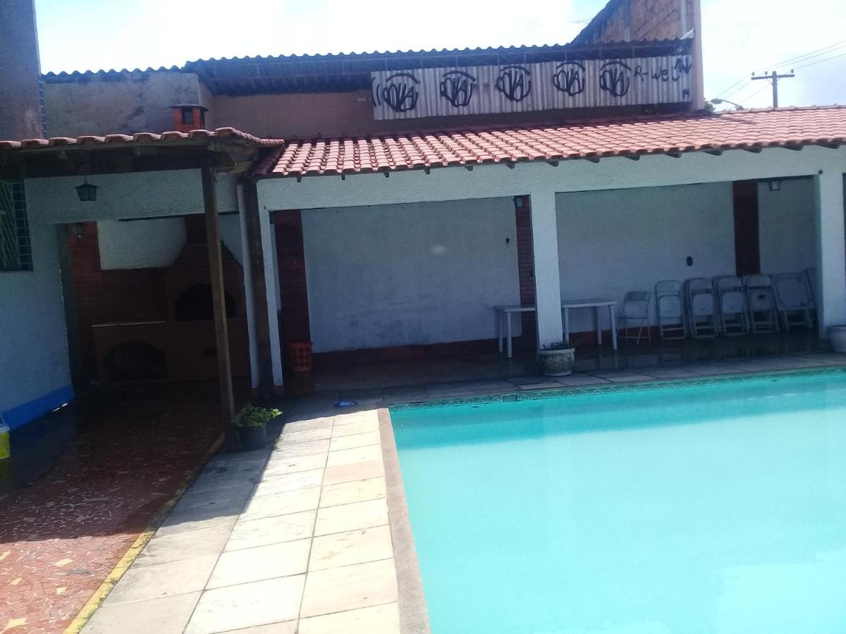 Casarão com piscina e churrasqueira