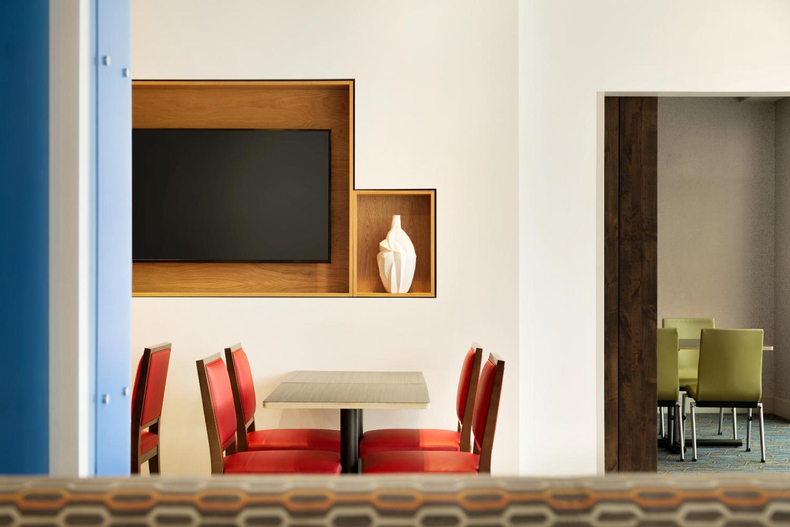 Brunswick Vacations - Holiday Inn Express Suites Brunswick-Harpers Ferry Area, an IHG Hotel - Property Image 58