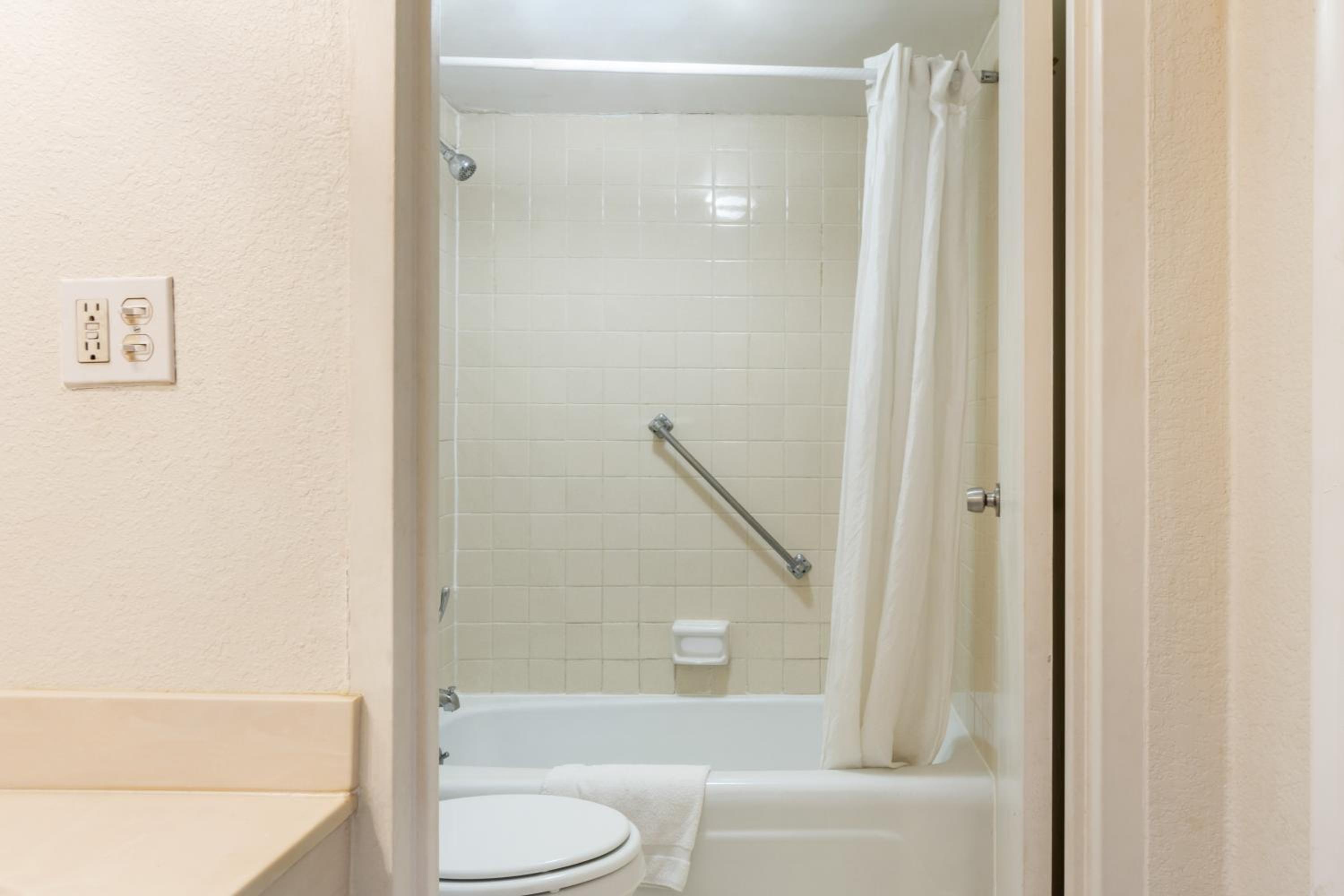 Traveler's Place Inn & Suites