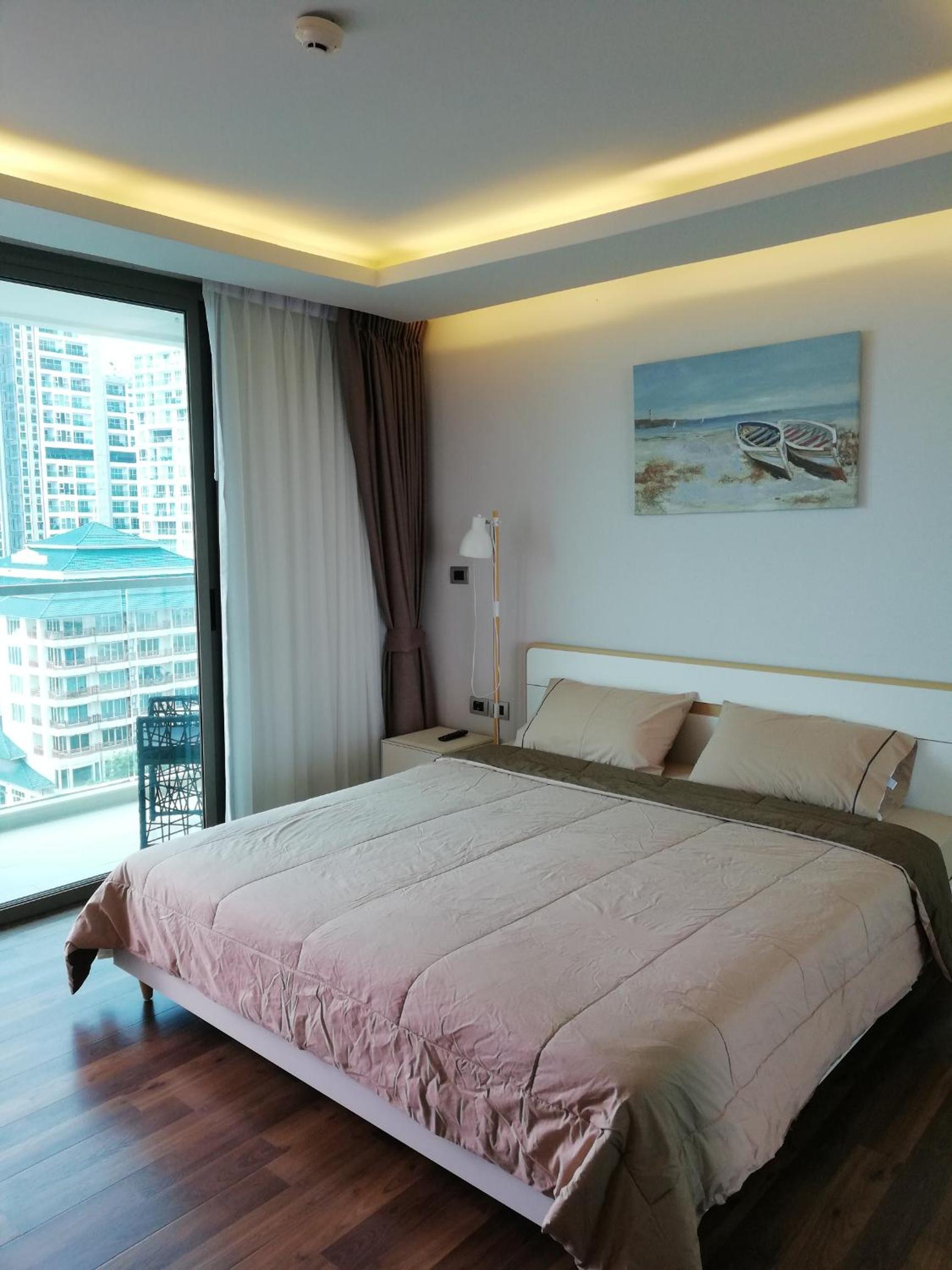 The Peak Towers sea view apartments view 4