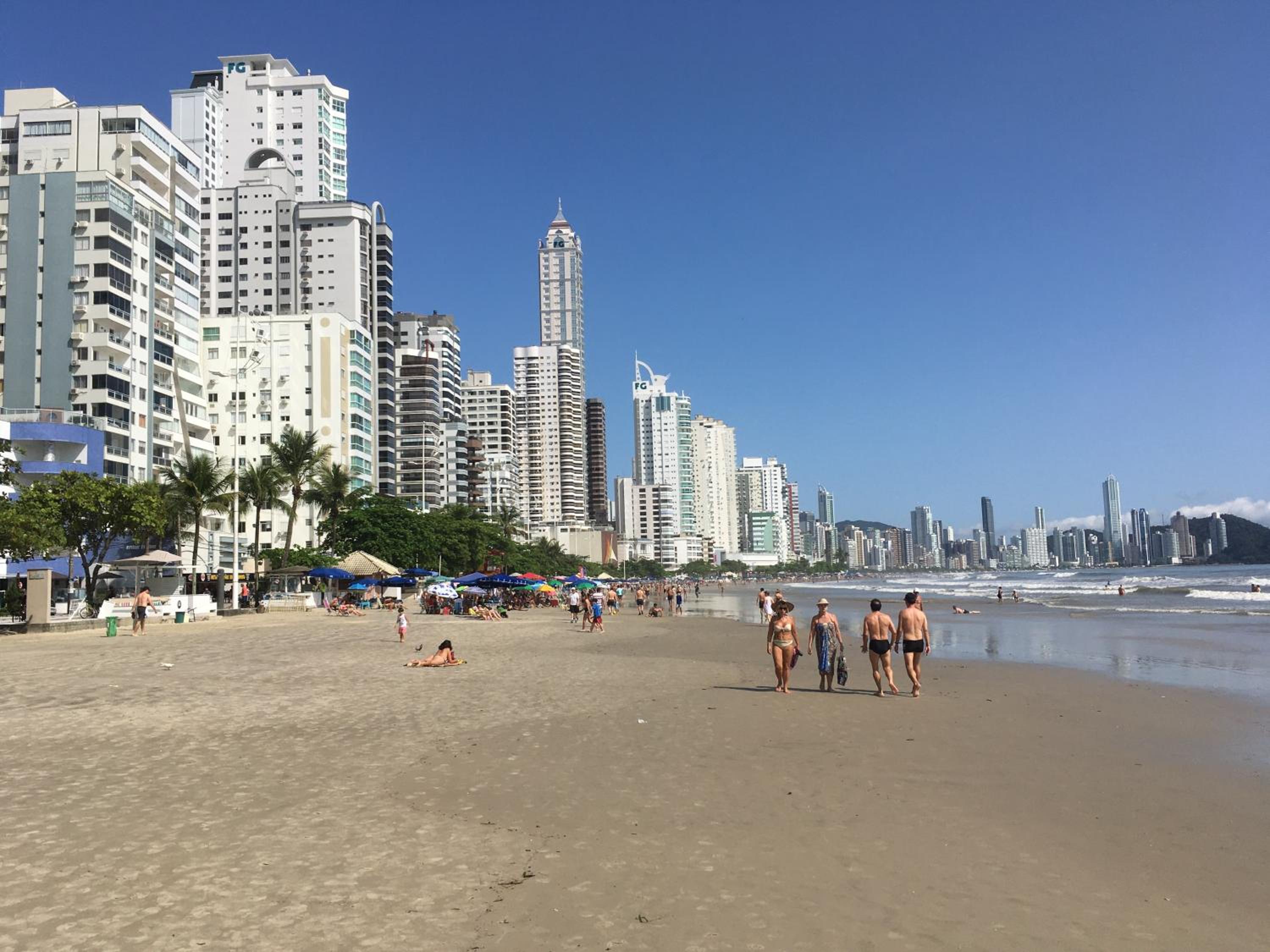 Na beira da praia e com vista do mar