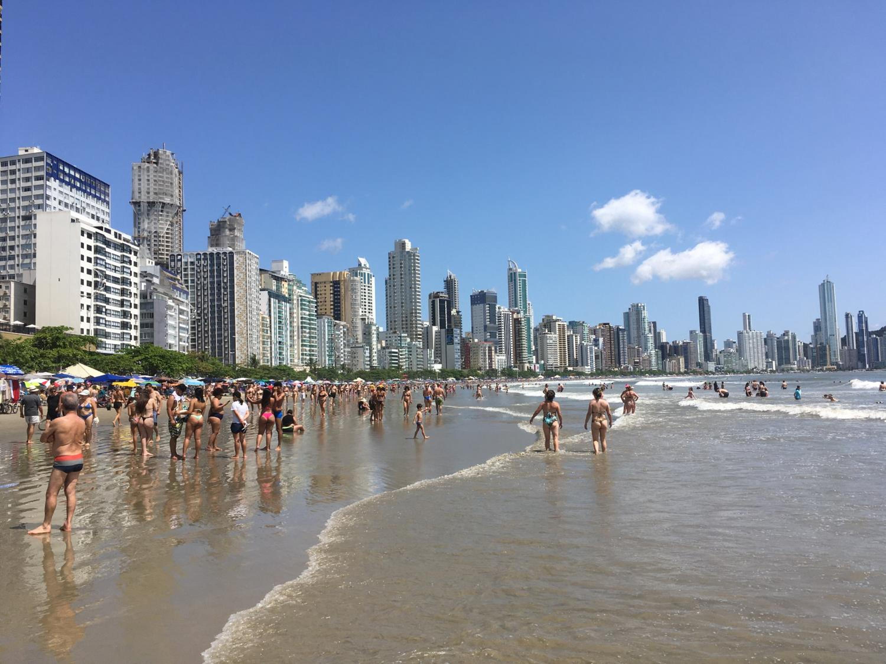 Na beira da praia e com vista do mar