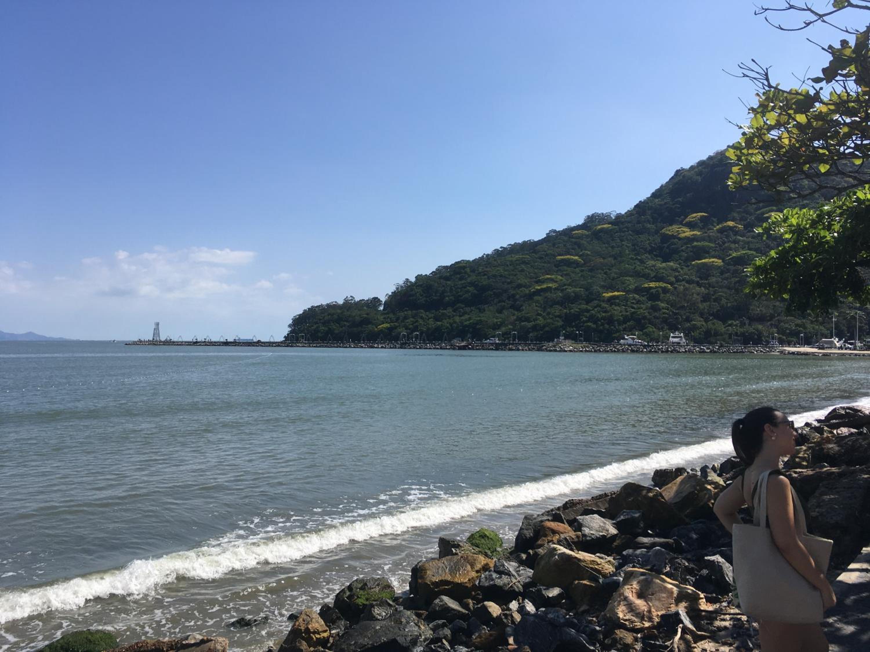 Na beira da praia e com vista do mar