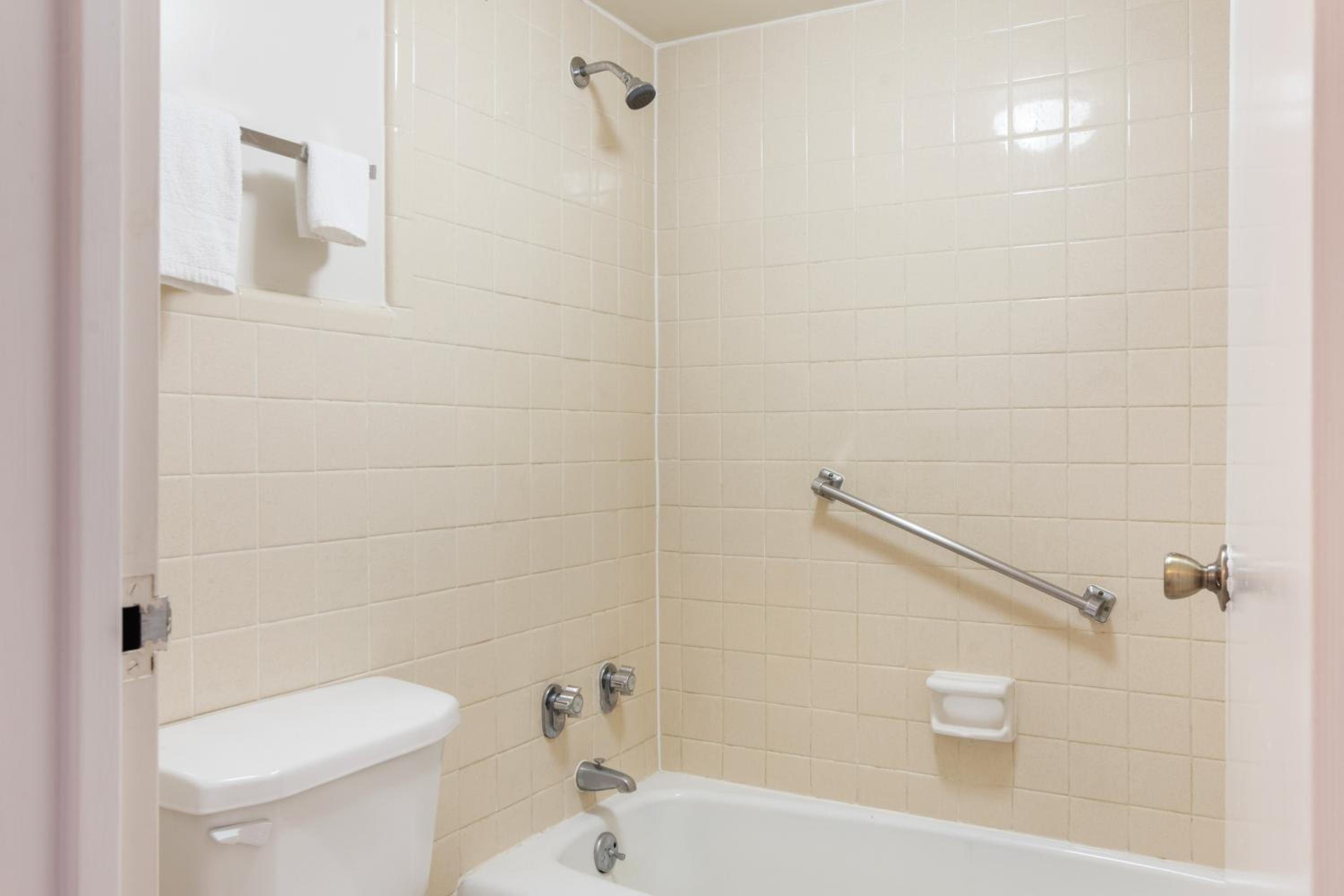 Traveler's Place Inn & Suites