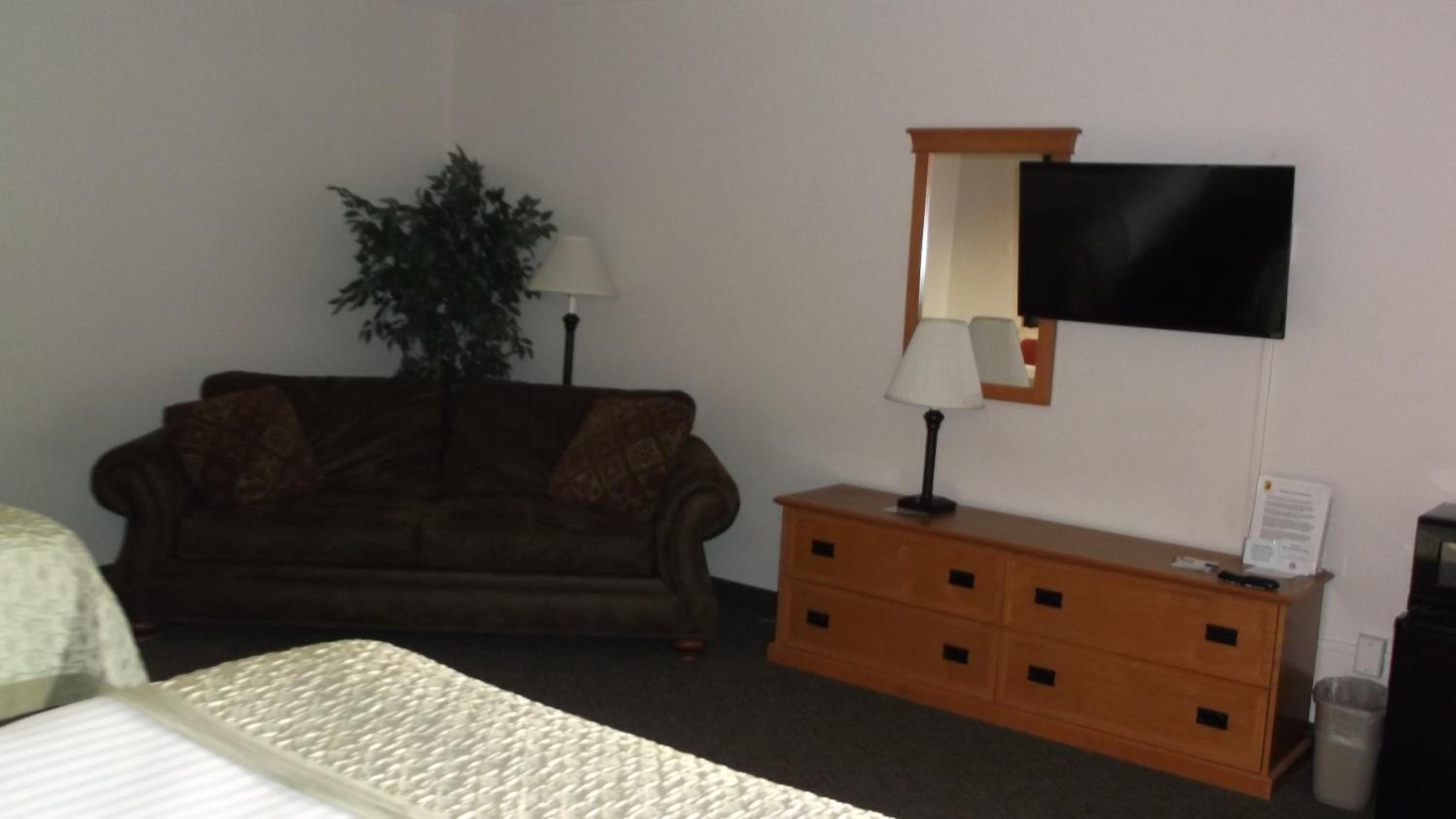 Super 8 by Wyndham Salina/Scenic Hills Area - Property Image 1