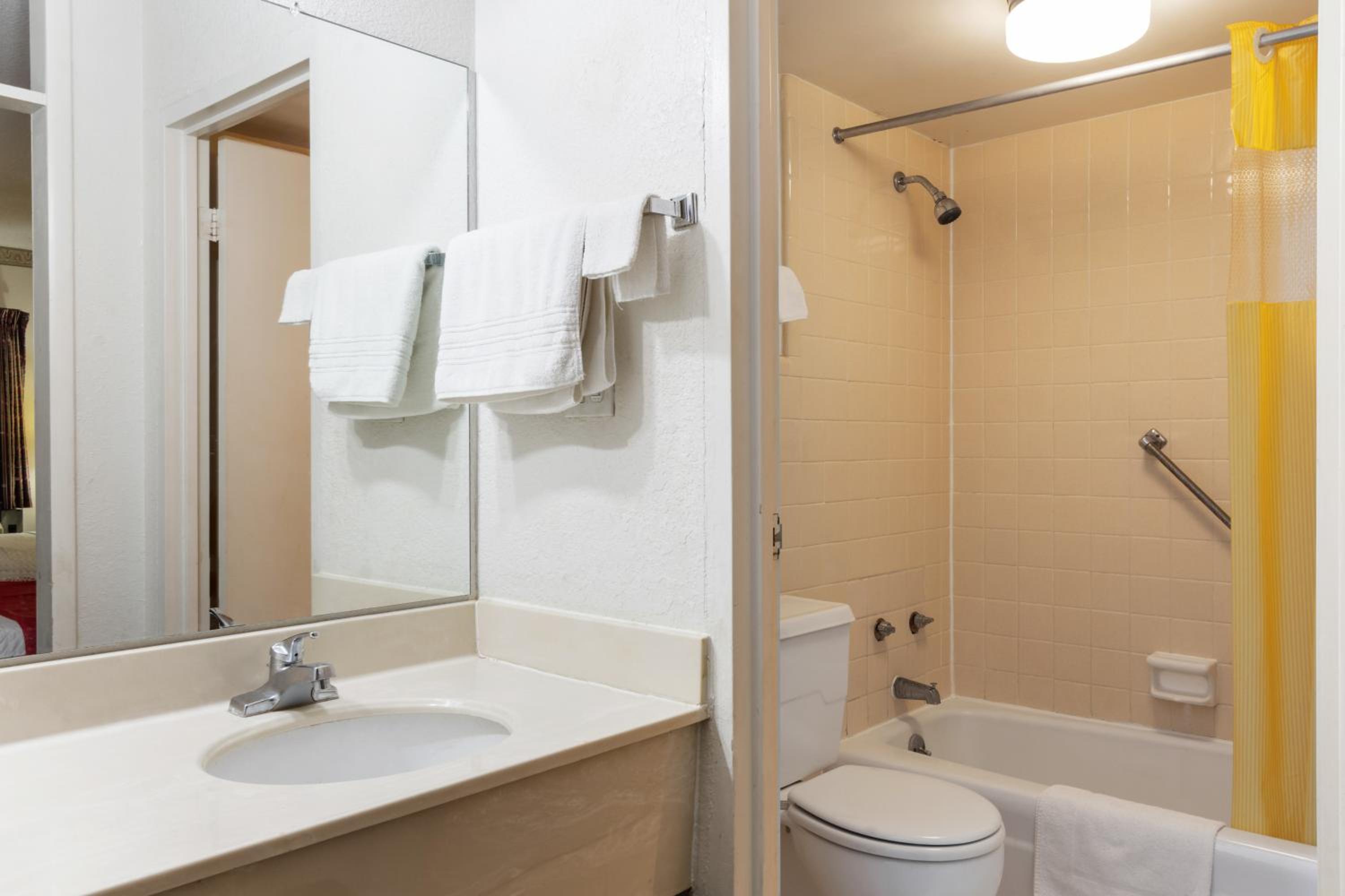 Traveler's Place Inn & Suites