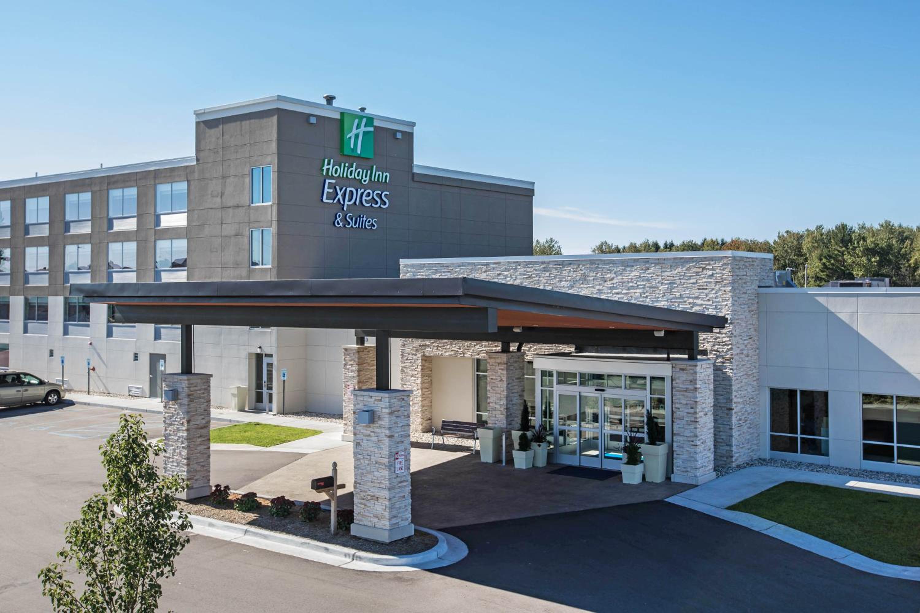 Hotel Holiday Inn Express & Suites Ludington, an IHG Hotel - Image 1