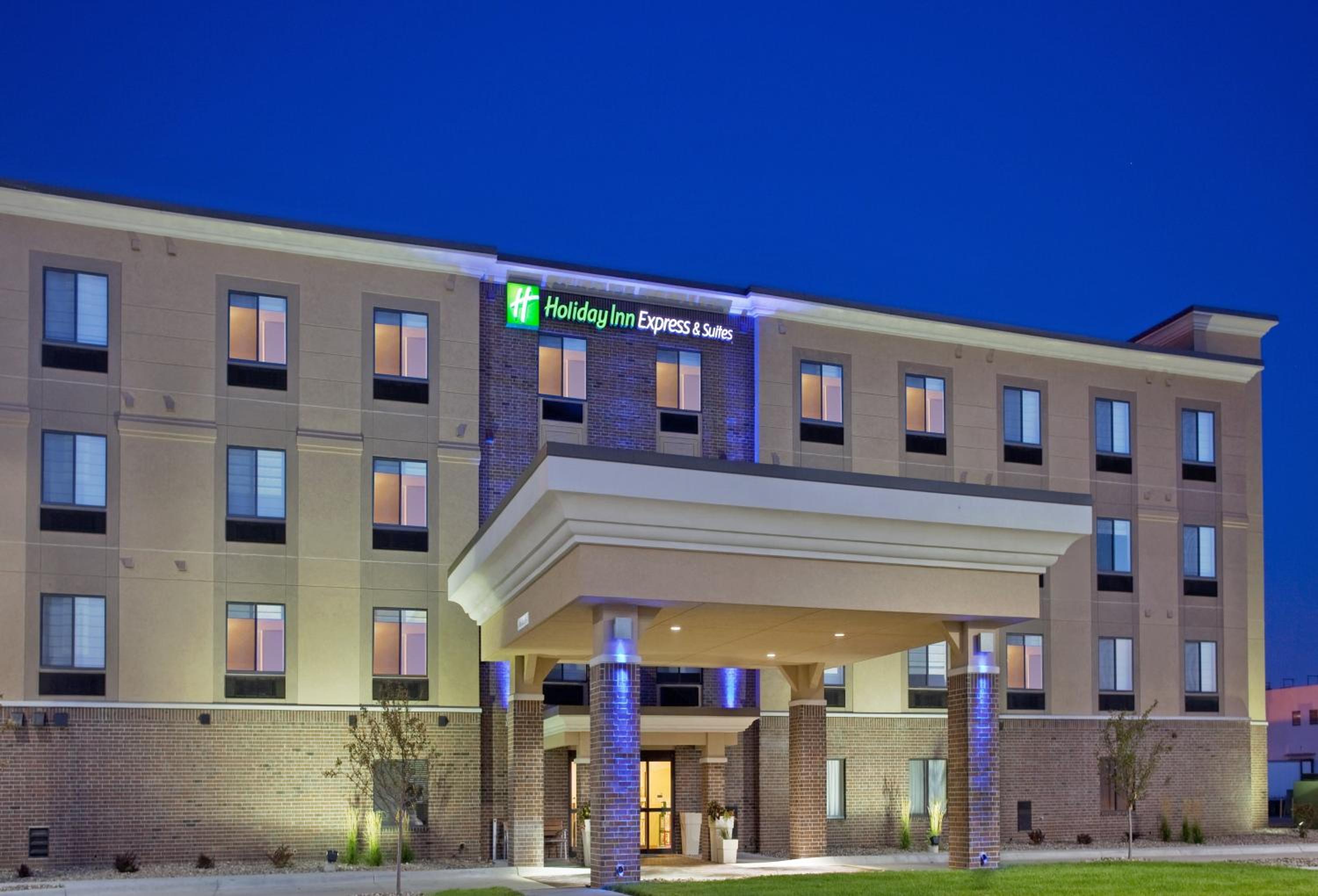 Hotel Holiday Inn Express Hotel and Suites Lincoln Airport, an IHG Hotel - Image 1