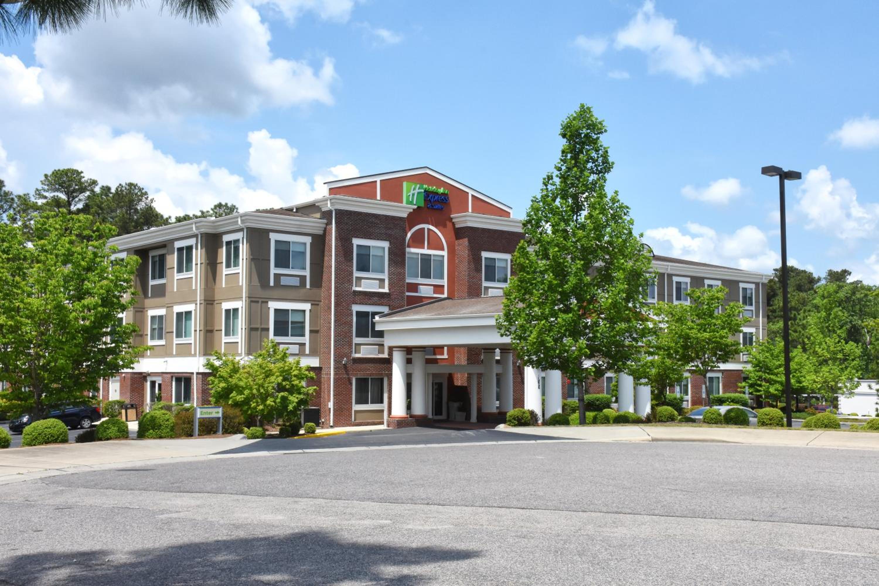 Hotel Holiday Inn Express & Suites Southern Pines-Pinehurst Area, an IHG Hotel - Image 1
