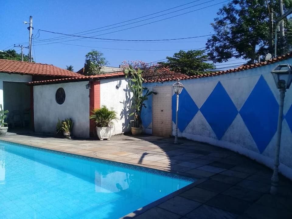 Casarão com piscina e churrasqueira