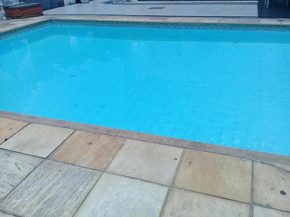 Casarão com piscina e churrasqueira