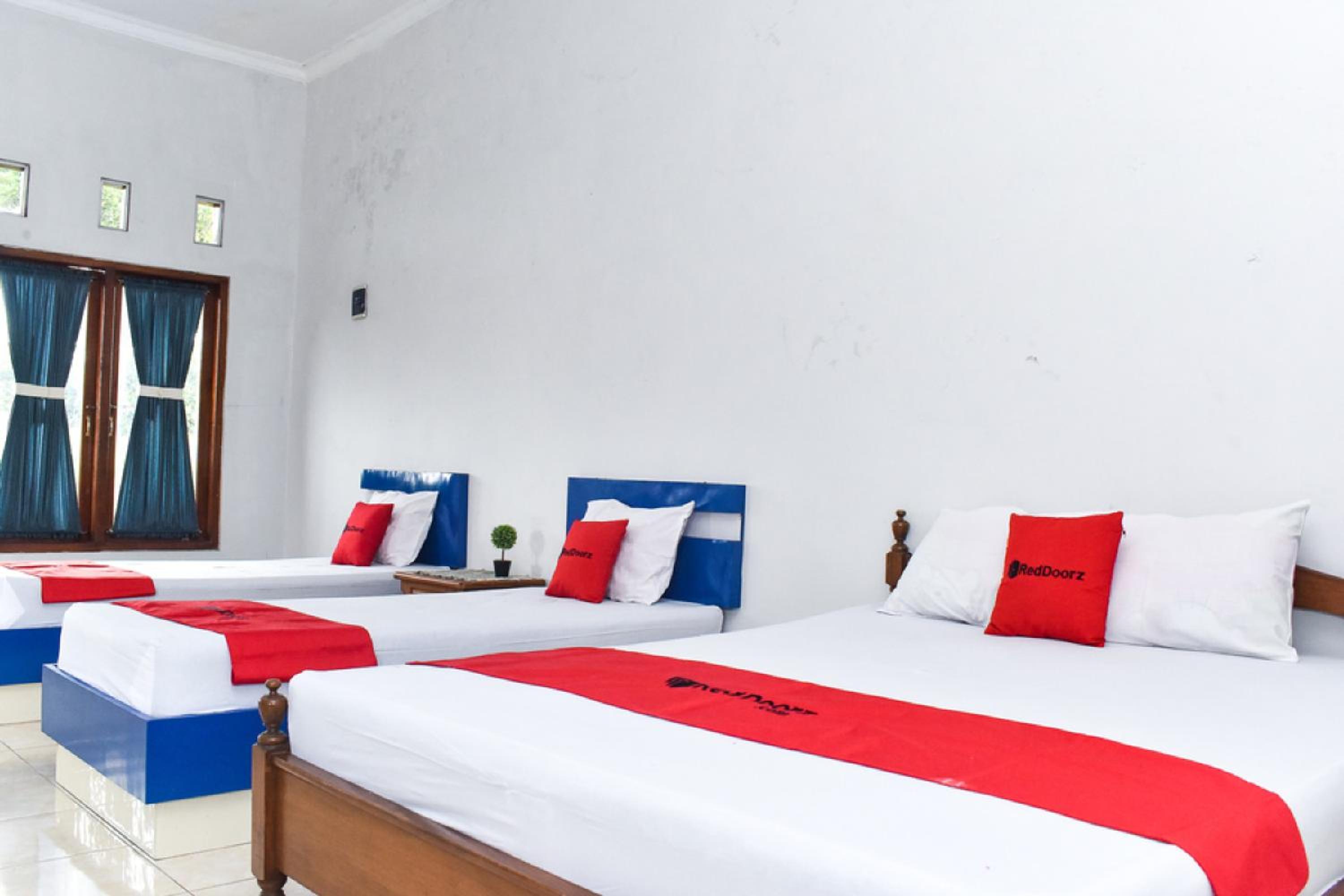 RedDoorz near Hartono Mall