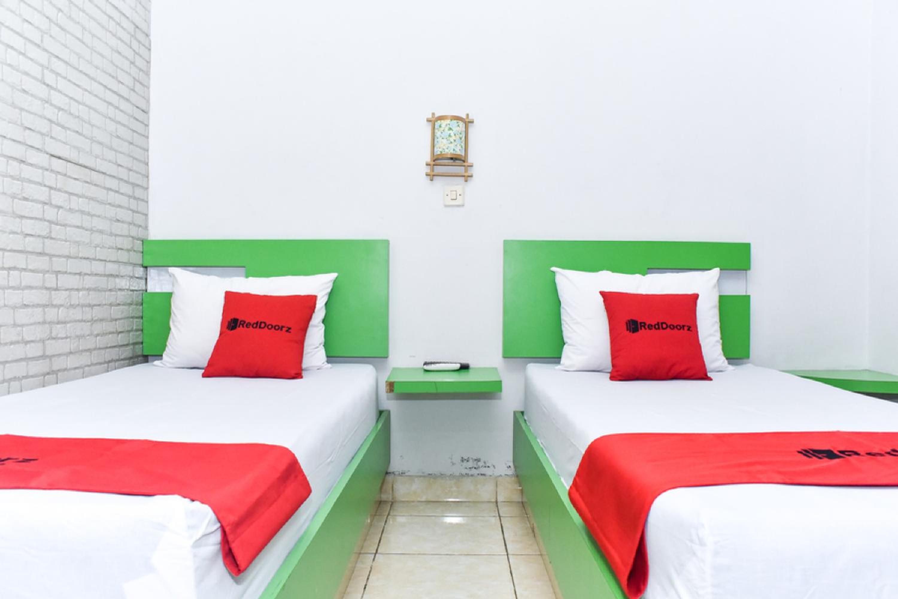 RedDoorz near Hartono Mall
