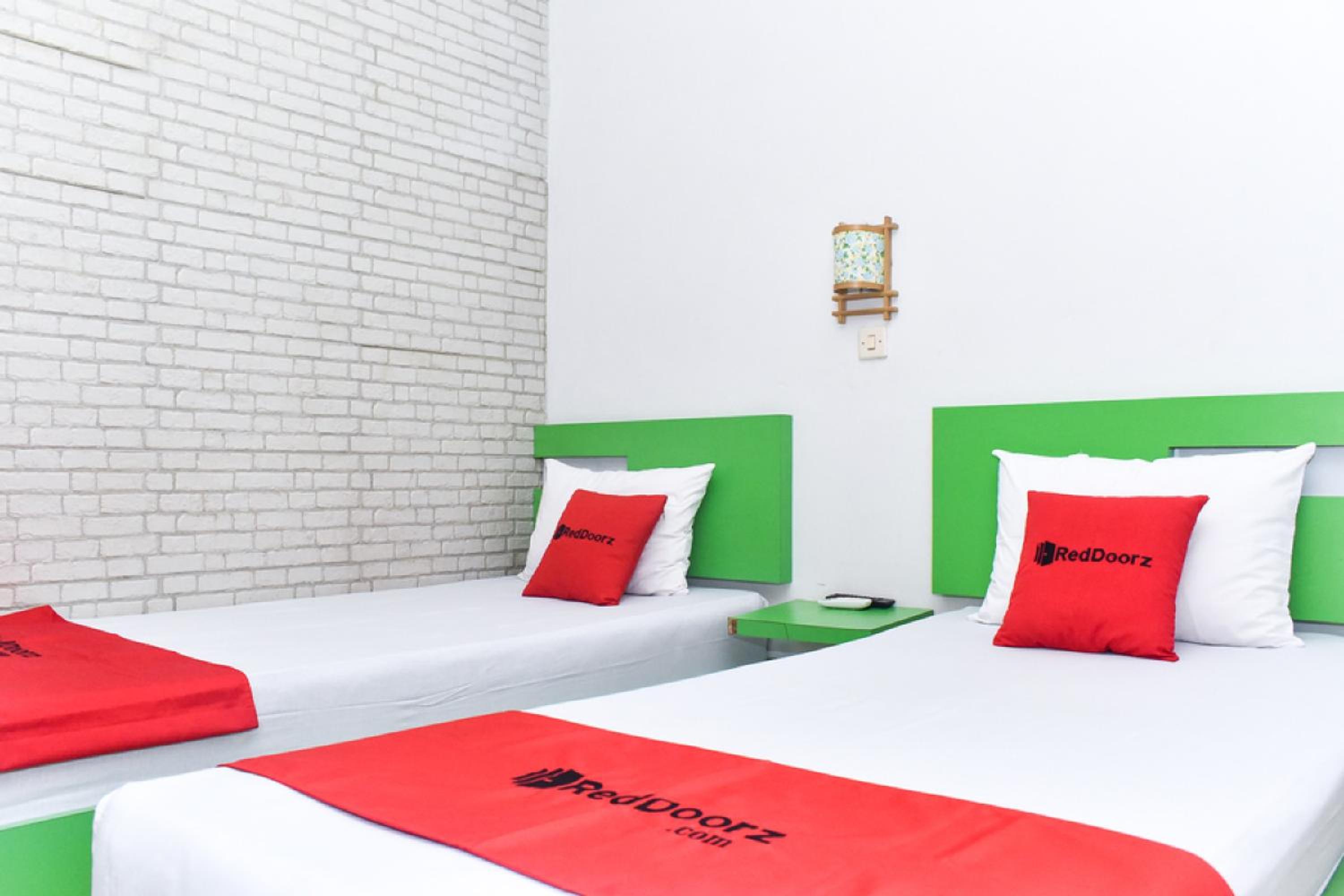 RedDoorz near Hartono Mall