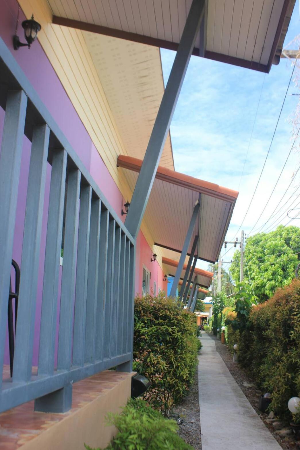 Baan Sri Lanta Sand
