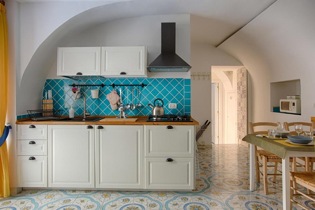 Lovely apartment near via dei Mille - Chiaia area photo 4